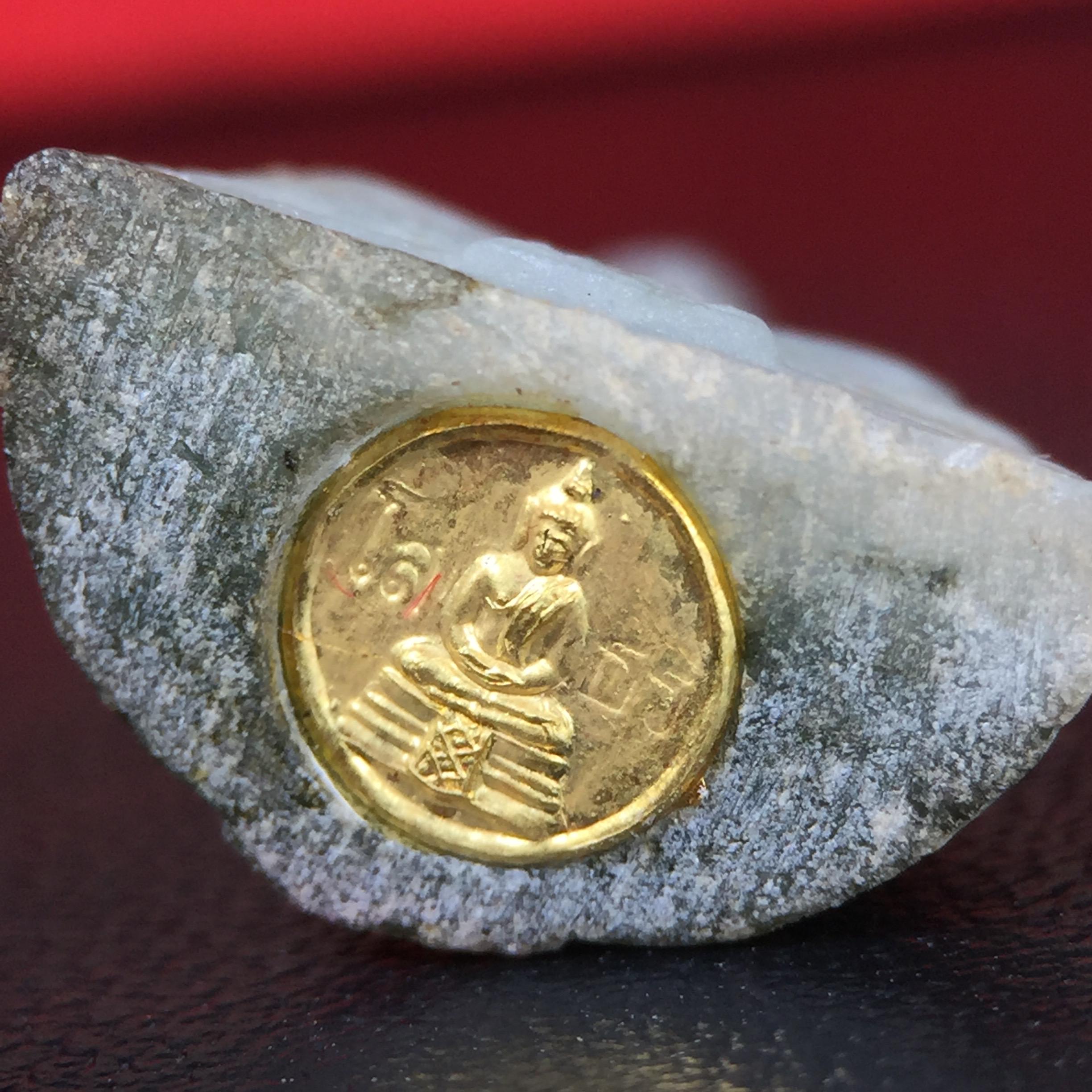 พระพุทธโสธร เนื้อหยก(รุ่นแรก) รุ่นประวัติศาสตร์ พุทธาภิเษก วันที่ 3 กันยายน พ.ศ.2543 ณ พระอุโบสถวัดโสธรวรารามวรวิหาร อ.เมือง จ.ฉะเชิงเทรา พิมพ์ลอยองค์ใต้ฐานมีโค๊ตแผ่นทองคำแท้กำกับทุกองค์พร้อมกล่องบรรจุและบัตรรับรองเดิมครบชุด (1 ใน 3999 องค์)นิยมหายาก