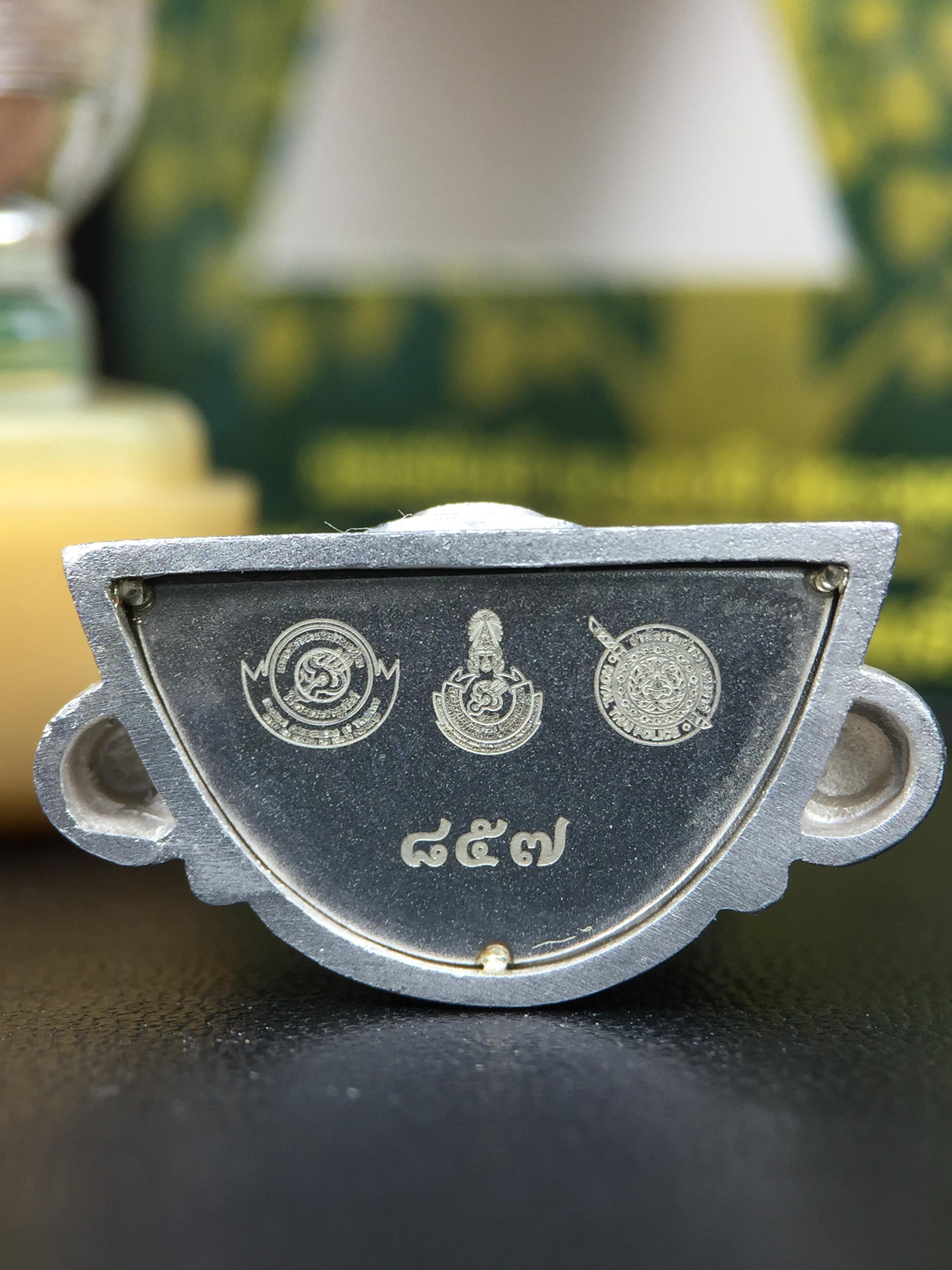 พระพุทธชินราช(จำลอง) ภปร. 84 พรรษา ปี 2554 เนื้อเงินชุบทองคำขาว พิมพ์กลางขนาดหน้าตัก 1/2 นิ้ว(พระราชทานมวลสาร จิตรลดาและเส้นพระเจ้า(เส้นผม)รัชกาลที่9)พุทธศิลป์ทรงคุณค่าอีกหนึ่งรุ่นยอดนิยม