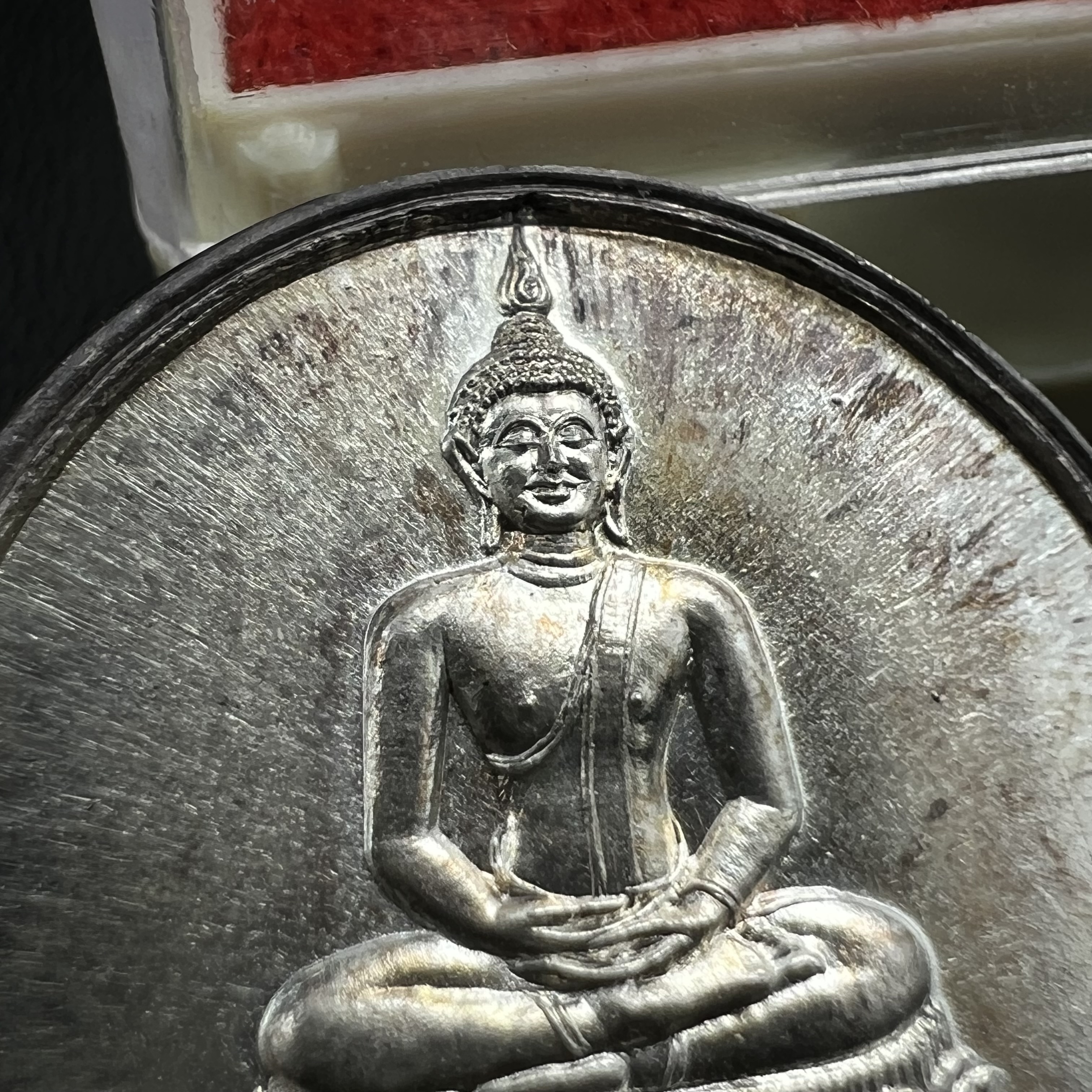 เหรียญพระพุทธสิหิงค์ ภปร. รุ่นมหาลัยธรรมศาสตร์ 60ปี พ.ศ.2537 พิมพ์เล็กกรรมการ(ไม่มีหูห่วง)เนื้อเงินพร้อมกล่องบรรจุเดิม(ในหลวงรัชกาลที่9เสด็จในพิธี)(พิธีใหญ่เกจิที่มีชื่อเสียงมาร่วมปลุกเสกจำนวนมากชนวนมาลสารเก่าเข้มขลัง)ของดีธรรมศาสตร์ที่ศิษย์เก่าไม่ควรพลาด