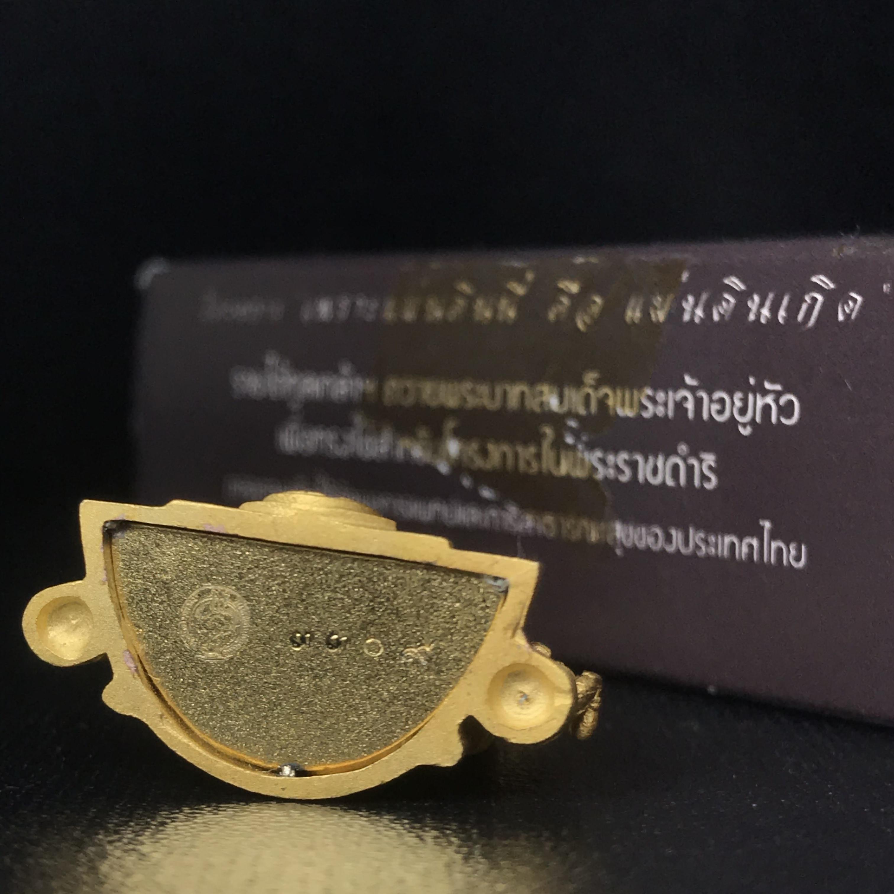 พระพุทธชินราช ภปร. โครงการ "เพราะแผ่นดินนี้ คือ แผ่นดินเกิด" ปี2548(รุ่นแรก) ลอยองค์ หน้าตัก 1/2 นิ้ว เนื้อเงินสามกษัตริย์