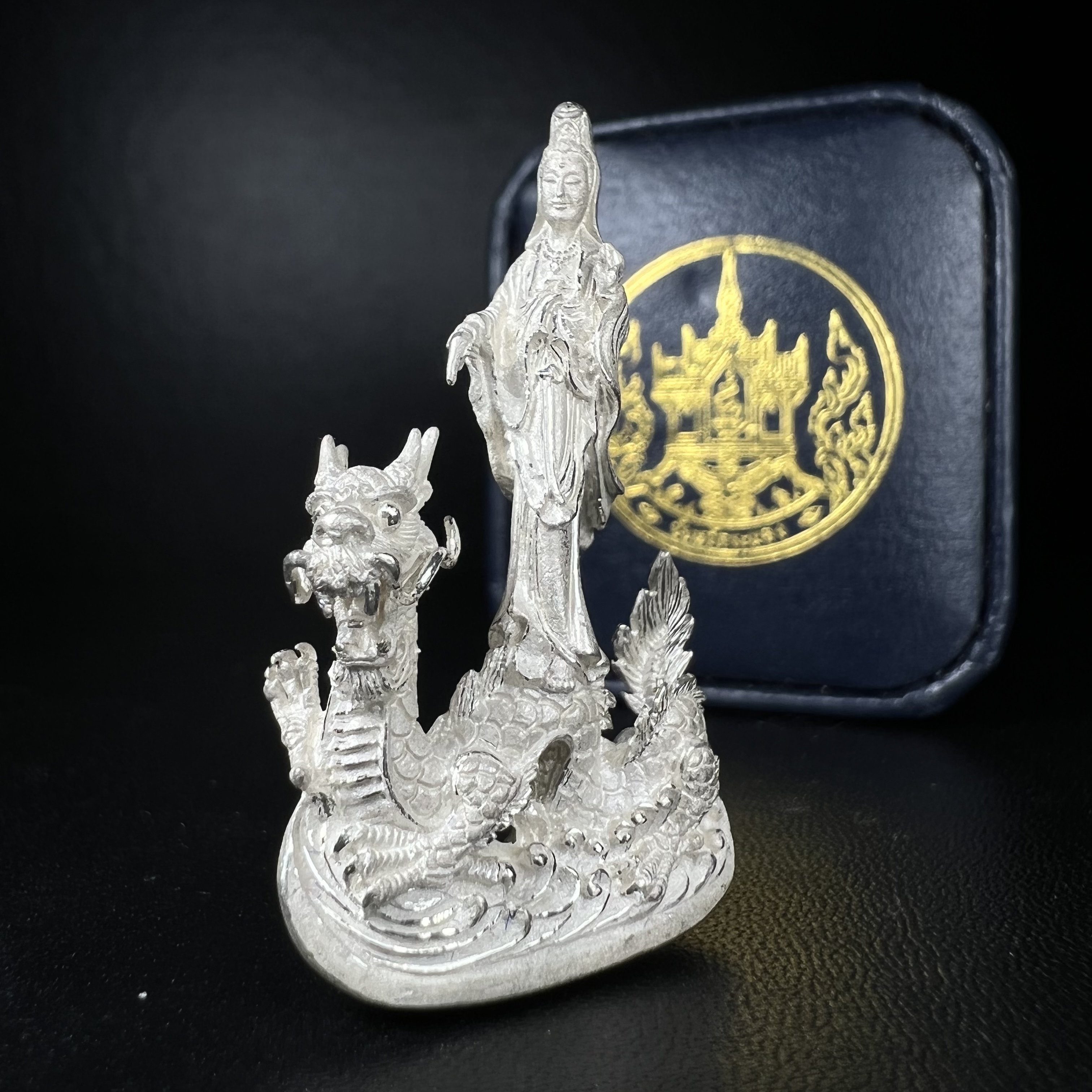 รูปหล่อลอยองค์พระโพธิสัตว์กวนอิม ทรงประทับมังกร จ.ระนอง เนื้อเงิน พิมพ์ใหญ่(สภาพผิว สวยงดงาม ทรงคุณค่า) เฉลิมฉลองในวโรกาสที่พระบาทสมเด็จพระเจ้าอยู่หัวทรงครองสิริราชสมบัติครบ 50 ปี จ.ระนอง พ.ศ.2539