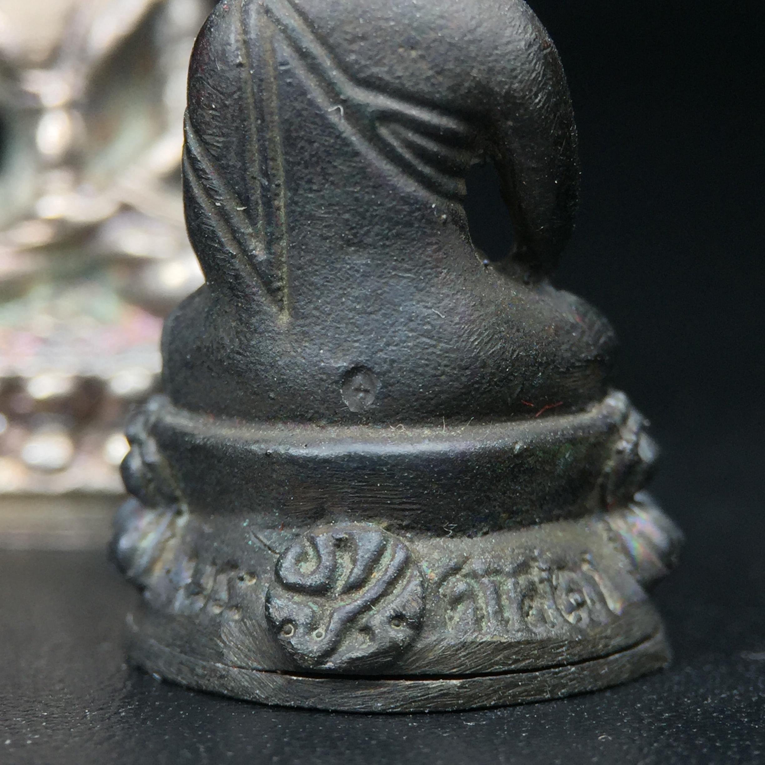 พระกริ่งศาสดา ภปร. วัดบวรนิเวศวิหาร ปี 2532 จัดสร้างในโอกาสสองทศวรรษรามาธิบดี เพื่อศูนย์การแพทย์สิริกิติ์ เนื้อเงิน+เนื้อนวโลหะ(1ชุดรวม 2 องค์) (พิธีใหญ่ มวลสารมงคล สวยงามเข้มขลัง)สมเด็จพระญาณสังวร สมเด็จพระสังฆราชฯเสด็จเททอง