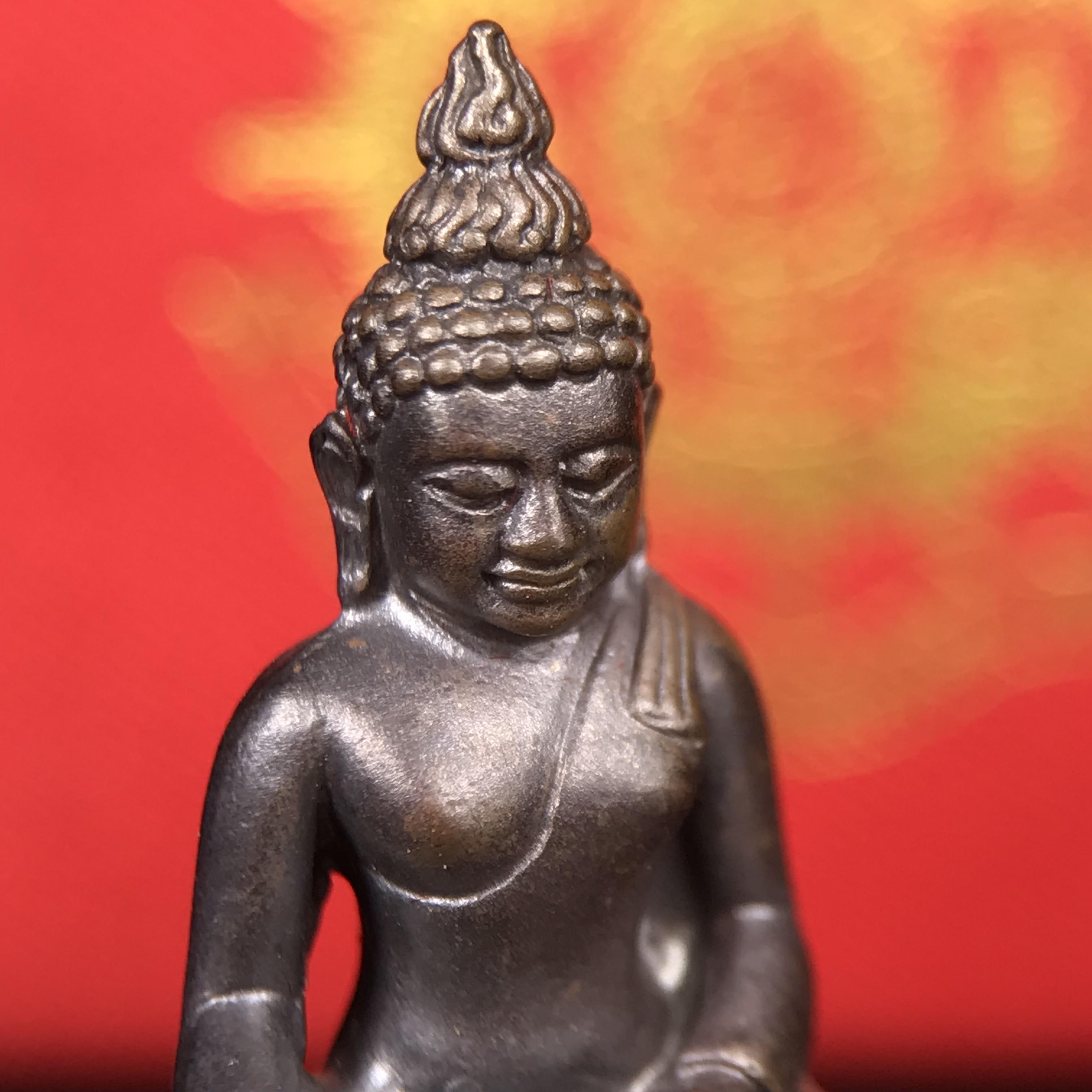 พระกริ่งไพรีพินาศ บรรจุเหล็กไหล ครั้งแรกและครั้งเดียวในประวัติศาสตร์ เฉลิมพระเกียรติ พระบาทสมเด็จพระเจ้าอยู่หัวรัชกาลที่9 พระชนมพรรษา 6 รอบ ปี2542 เนื้อนวโลหะผสมทองคำ(บรรจุเหล็กไหล)ดีนอก-ดีใน พิธีใหญ่ มวลสารเด่น (หายาก)