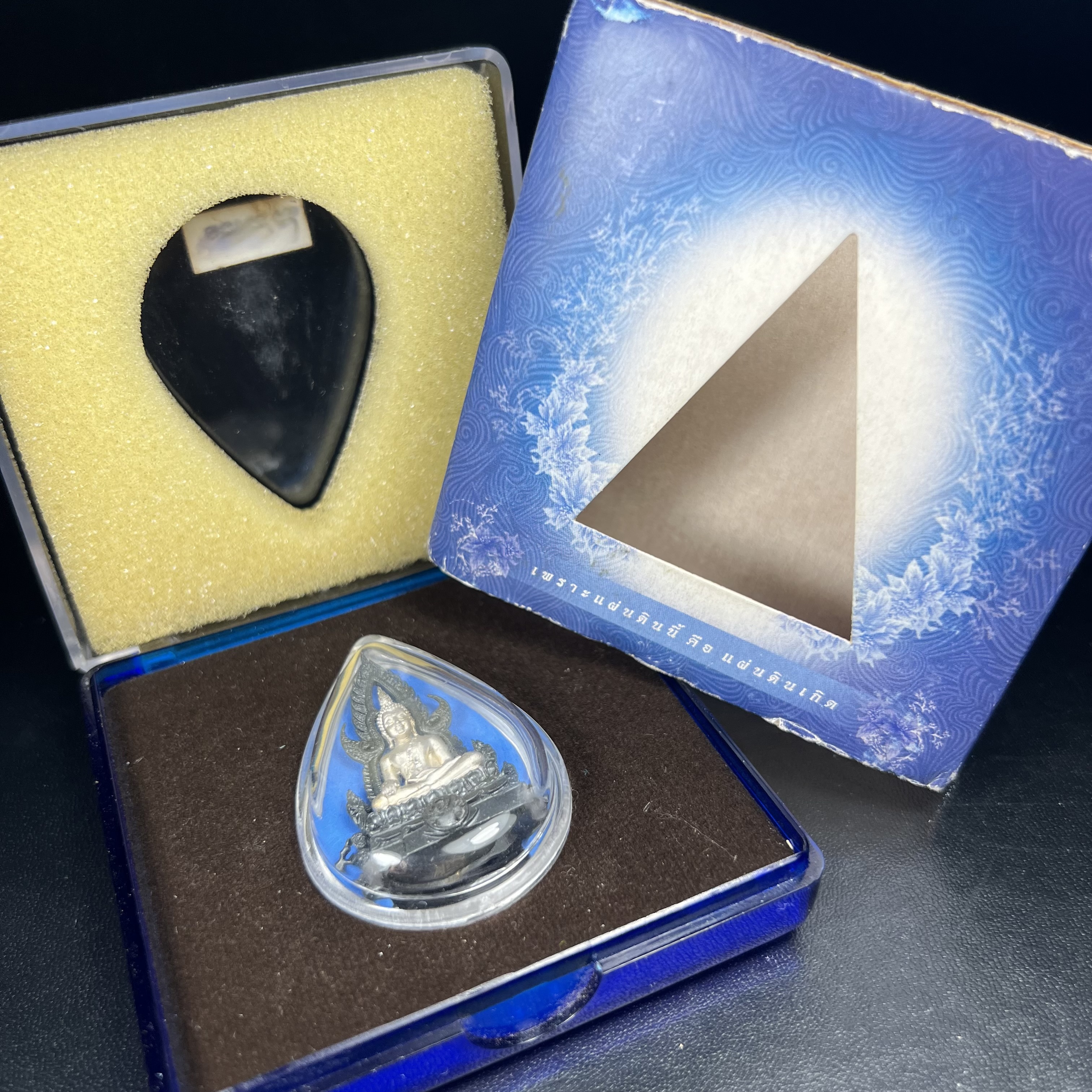 พระพุทธชินราช ภปร. โครงการเพราะแผ่นดินนี้คือแผ่นดินเกิด เนื้อเงินชุบทองคำขาวซุ้มรมดำ ปี2551 ขนาดหน้าตัก1/2นิ้ว(3.5*2.5ซม.)ประกอบพิธี ณ พระอุโบสถ วัดพระศรีรัตนศาสดาราม(วัดพระแก้ว)และพระวิหารวัดพระศรีรัตนมหาธาตุวรมหาวิหาร(จ.พิษณุโลก)(สวยงามหายาก)1ใน5000องค์