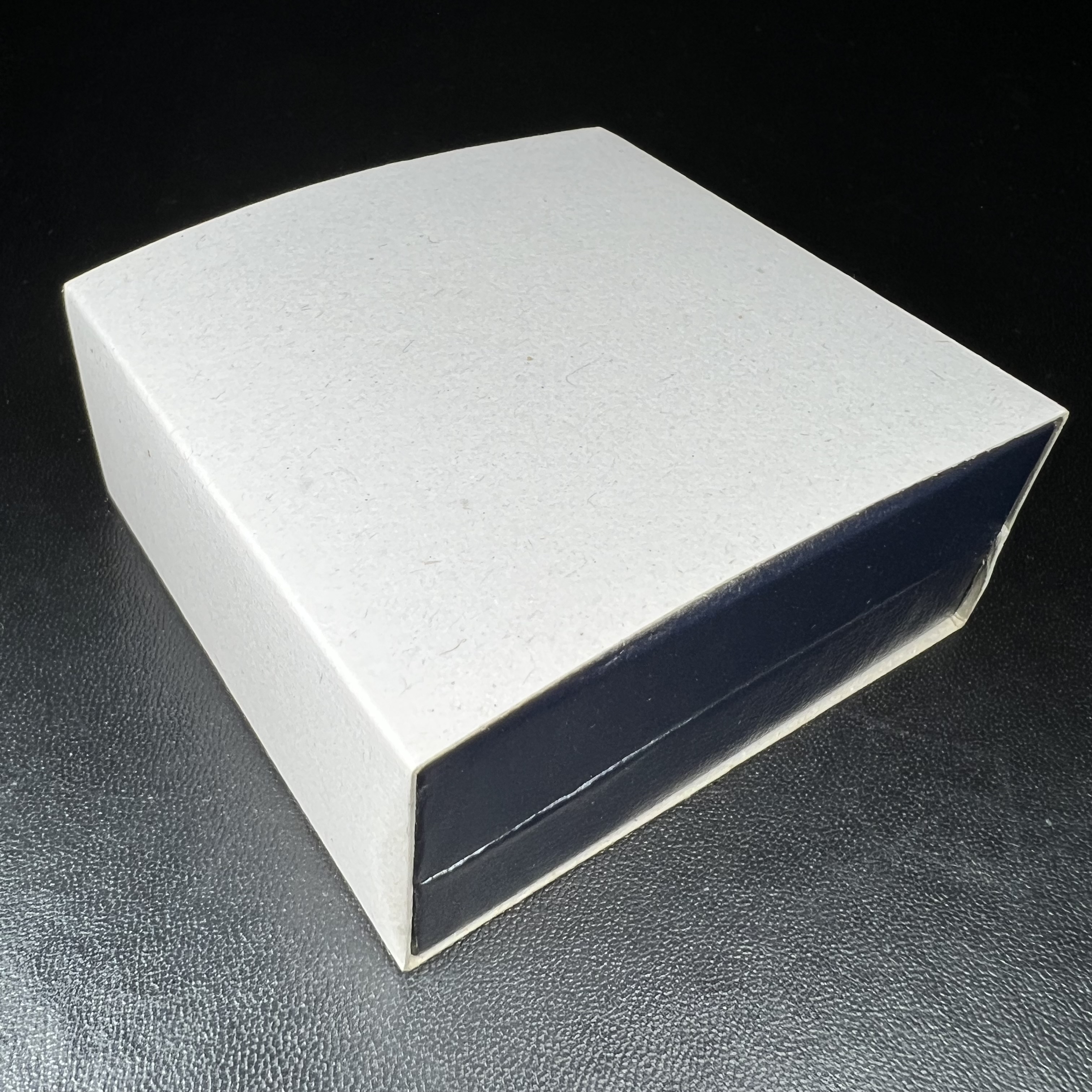 พระแก้วมรกต กรมสรรพสามิตจัดสร้างขึ้นเนื่องในโอกาสครบรอบ 64 ปีของกรมสรรพสามิต และเนื่องในวโรกาสที่พระบาทสมเด็จพระเจ้าอยู่หัวทรงครองราชย์ครบ 50 ปีในปีกาญจนาภิเษก เมื่อ พ.ศ.2539 เนื้อเงินรมดำขัดเงาพร้อมกล่องบรรจุเดิม