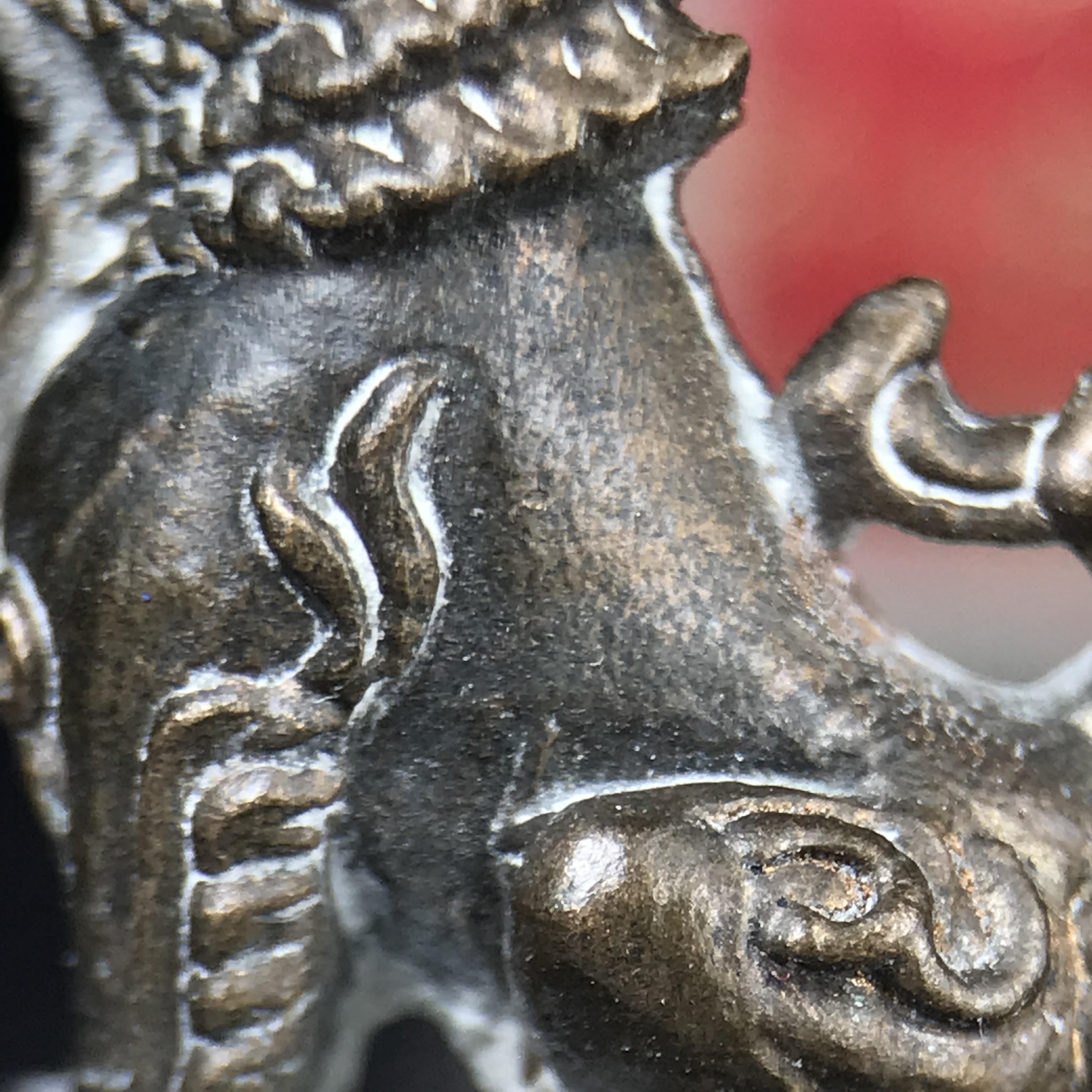 สิงห์เจ้าพ่อดำ วัดบุพพาราม จ.เชียงใหม่ ปี 2518 เนื้อนวโลหะ(ตอก 2 โค๊ต)หายาก(สภาพผิวเดิมสวยเดิมกล่องครบ) สิงห์รุ่นนี้มีพิธีดีมีเกจิอาจารย์ที่ร่วมปลุกเสกมากมาย****เครื่องราง ที่พระบาทสมเด็จพระเจ้าอยุ่รัชกาลที่ ๙ ทรงเสด็จฯประกอบพิธีด้วยพระองค์เอง