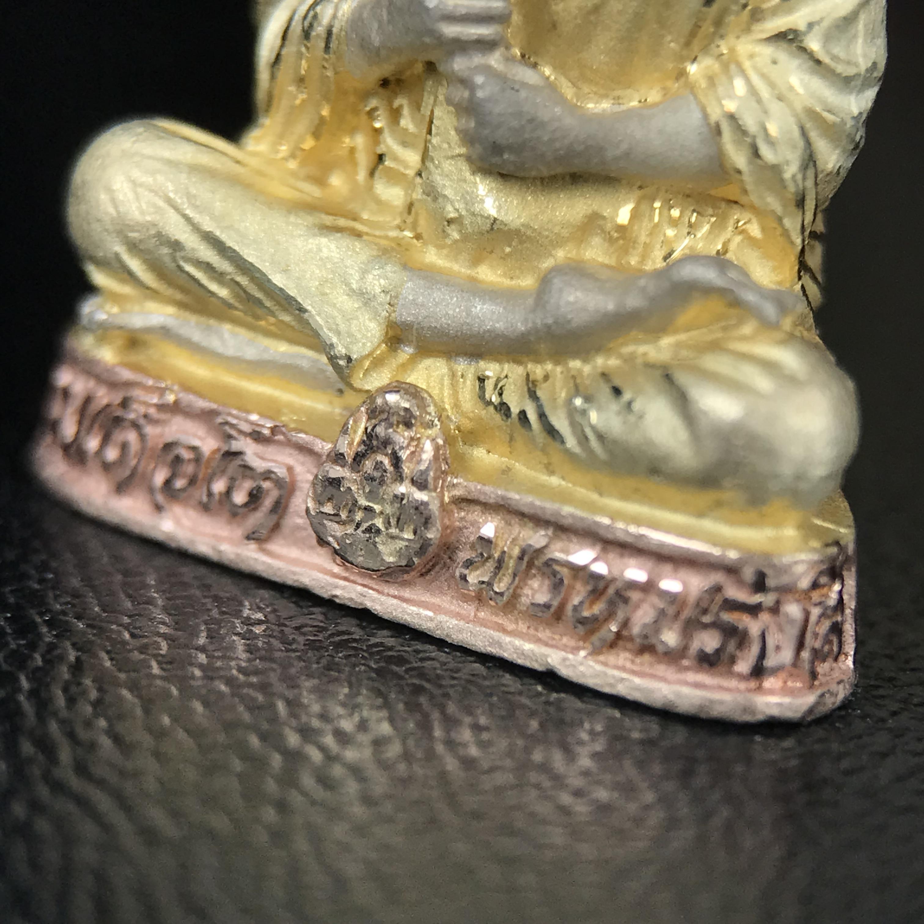 รูปเหมือนสมเด็จพระพุฒาจารย์ (โต พรหมรังสี)วัดใหม่อมตรส บางขุนพรหม ปี2540 รุ่นกาญจนาภิเษก จัดสร้างในวโรกาสที่รัชกาลที่ 9 ทรงครองสิริราชสมบัติ ครบ 50ปี ลอยองค์พิมพ์ใหญ่ เนื้อเงินบริสุทธิ์ 99.9% แบบชุบสามกษัตริย์ขัดเงาบางส่วน พร้อมกล่องบรรจุเดิมครบ