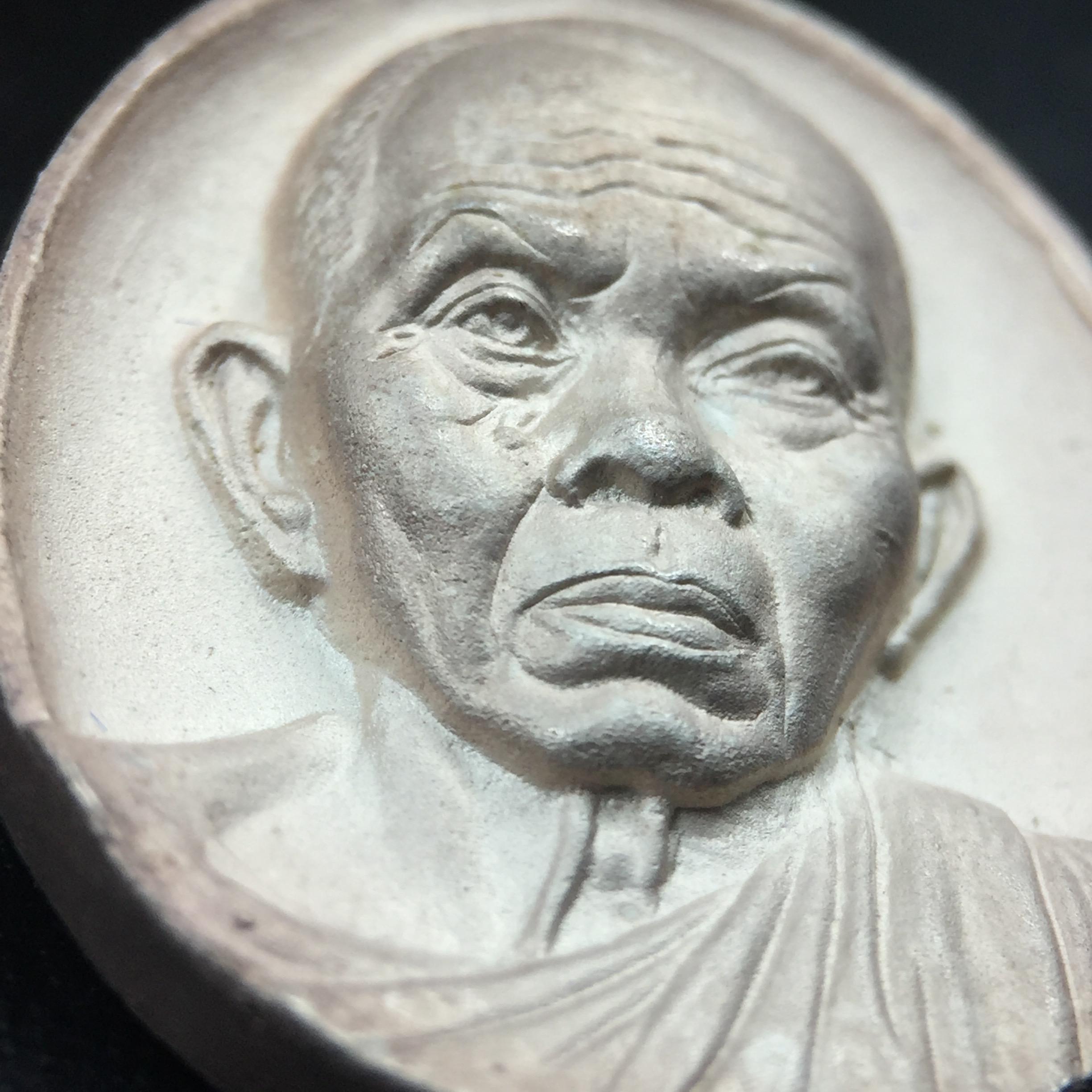 เหรียญรูปเหมือนพระญาณวิทยาคมเถร (หลวงพ่อคูณ ปริสุทโธ)ชุดกาญจนาภิเษกครองราชย์ครบ 50 ปี เนื้อเงิน วัดบวรนิเวศวิหาร ปี พ.ศ. 2538(จัดสร้างได้เหมือนหลวงพ่อคูณมาก มีรายละเอียดและความคมชัดสูง ลูกศิษย์ท่านไม่ควรพลาด วิจิตรศิลป์และพุทธศิลป์งดงาม)พิธีใหญ่