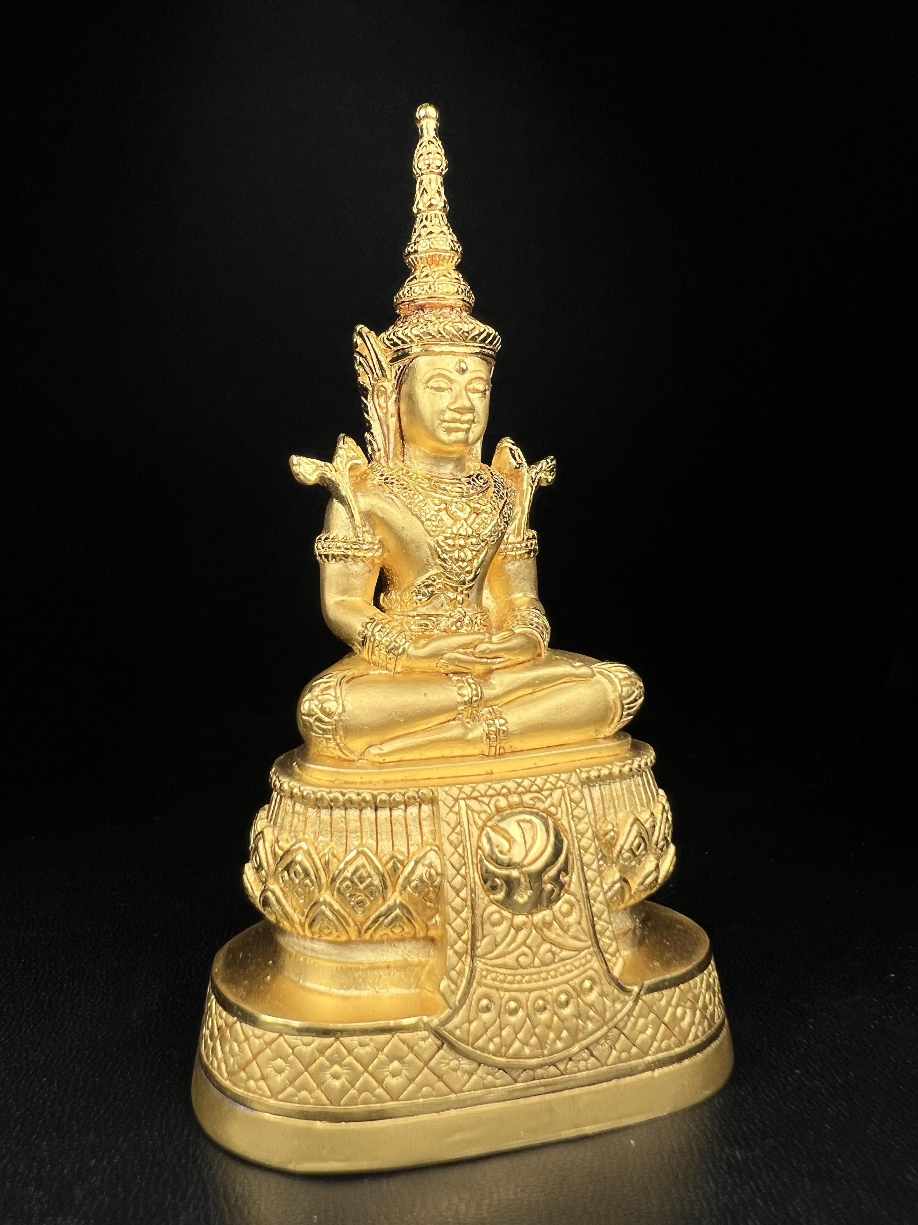 พระแก้วมรกต ภปร.(รุ่นแรก)ปี2545 รุ่นฉลองกรุงรัตนโกสินทร์ครบ 220 ปี หล่อลอยองค์ เนื้อทองคำบริสุทธิ์99.99% ขนาดบูชา 50*90 มม.(องค์หมายเลข ๗๘๙)(เลขมังกร 789 พลังแห่งความ มั่งคั่ง ร่ำรวย อำนาจ บารมี)สุดยอดมงคลแผ่นดินที่ควรเก็บรักษา บูชาเป็นมงคลชีวิต(หายากมาก)