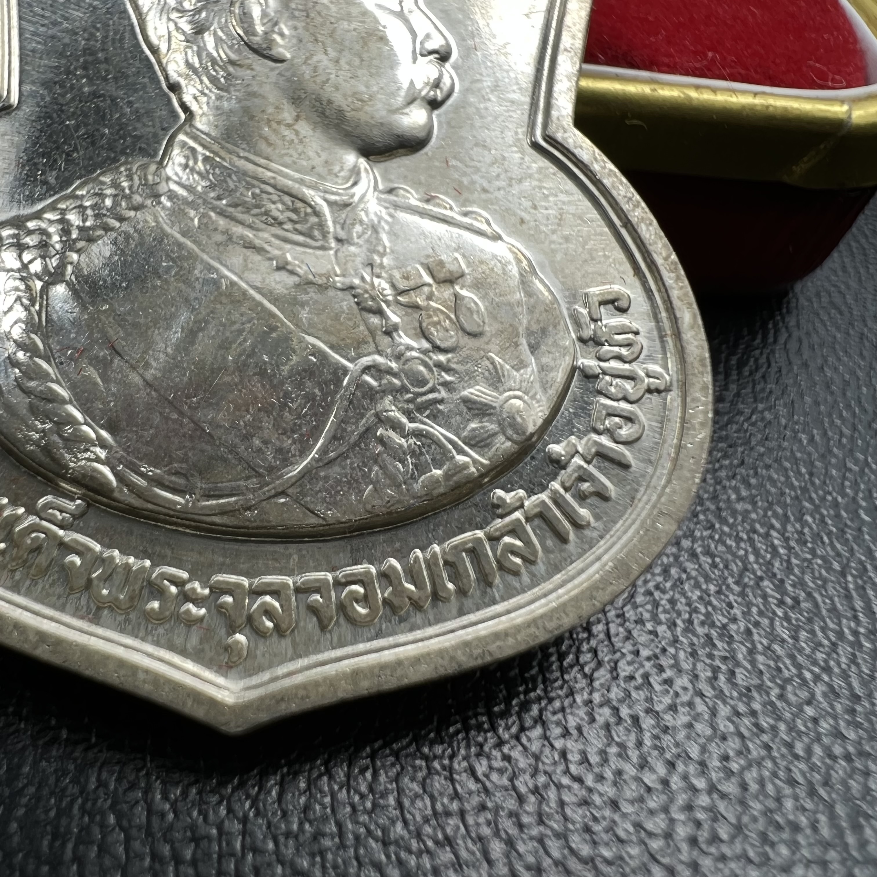 เหรียญที่ระลึกรัชกาลที่ 5 รุ่น ครบ 111 ปี โรงเรียนนายร้อยพระจุลจอมเกล้า ปี 2541 เหรียญทรงเสมาเนื้อเงิน(ขนาดสูง 3.5 ซม.) (ซีนซองเดิมกล่องเดิมครบ) ผลิตโดย กองกษาปณ์ กรมธนารักษ์ สมเด็จพระญาณสังวร สมเด็จพระสังฆราช วัดบวรนิเวศวิหาร ทรงเป็นประธาน(นิยม พิธีใหญ่)