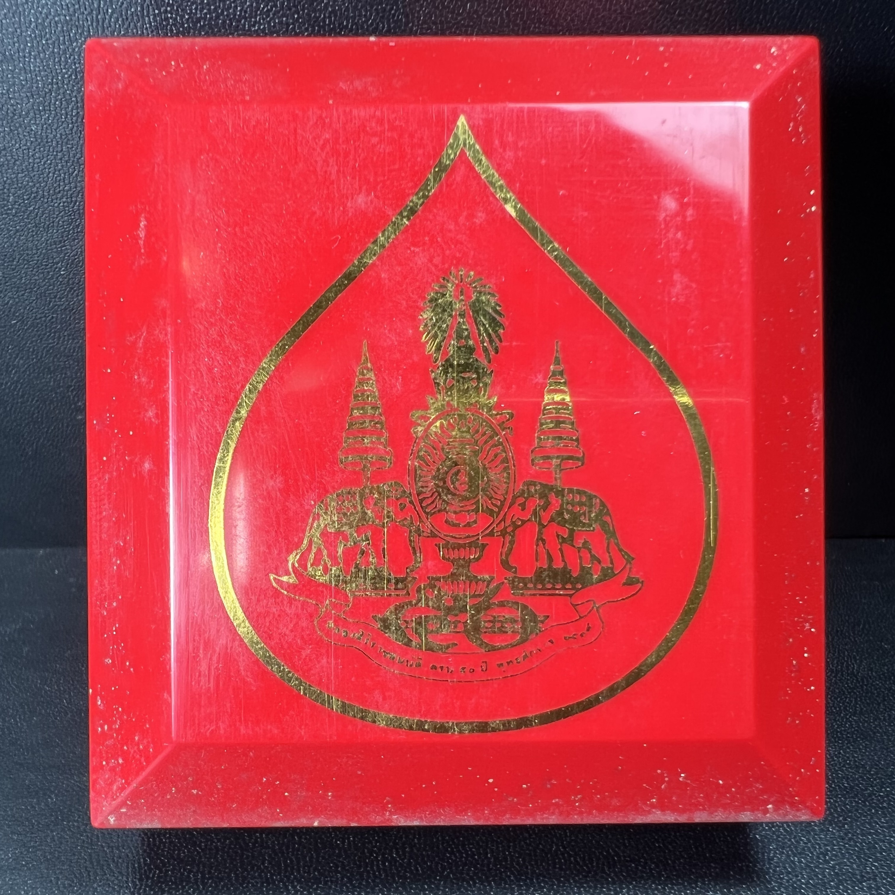 รูปหล่อลอยองค์ พระมหาโพธิสัตว์กวนอิม ทรงประทับมังกร เนื้อเงินพ่นทรายขัดเงาบางส่วน โครงการสร้าง พระศรีอริยะเมตตรัยมหาโพธิสัตว์ น้อมถวายพระบาทสมเด็จพระเจ้าอยู่หัว ทรงครองศิริราชสมบัติครบ 50 ปี มหาพุทธาภิเษก วันที่ 6 เมษายน 2540 วัดโพธิ์แมนคุณาราม กรุงเทพฯ