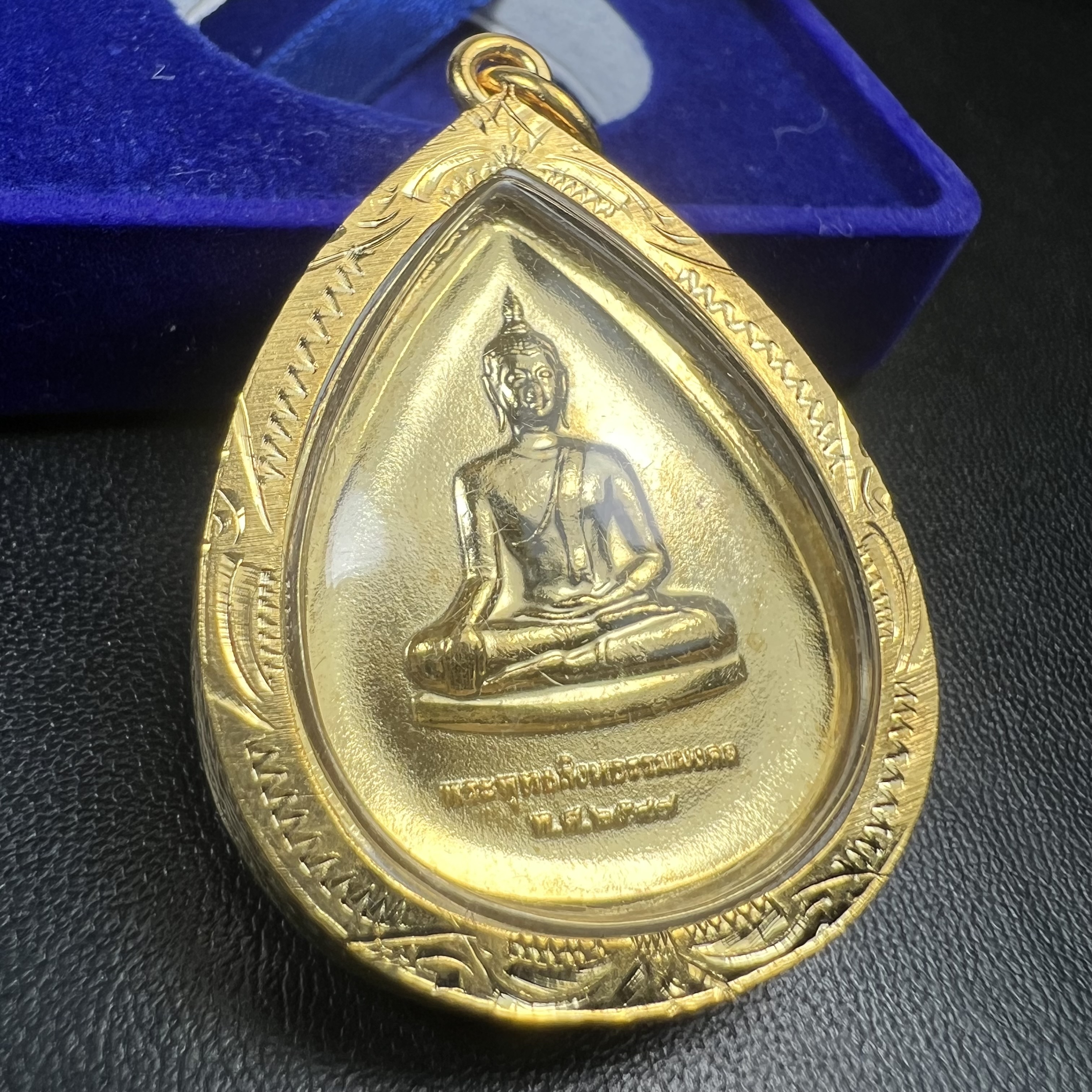 เหรียญพระพุทธสิงหธรรมมงคล ภปร. ปี 2547 ทรงหยดน้ำ ด้านหลังมี ภ.ป.ร. (ชนวนเก่า)เนื้อโลหะผสม ชุบทองเงา สูง 3.3ซม.พิธีใหญ่ มวลสารดี ปลุกเสกวัดพระแก้ว(งานเลี่ยมกรอบเดิมจากผู้จัดสร้างห่อหุ้มด้วยทองนพเกล้า)