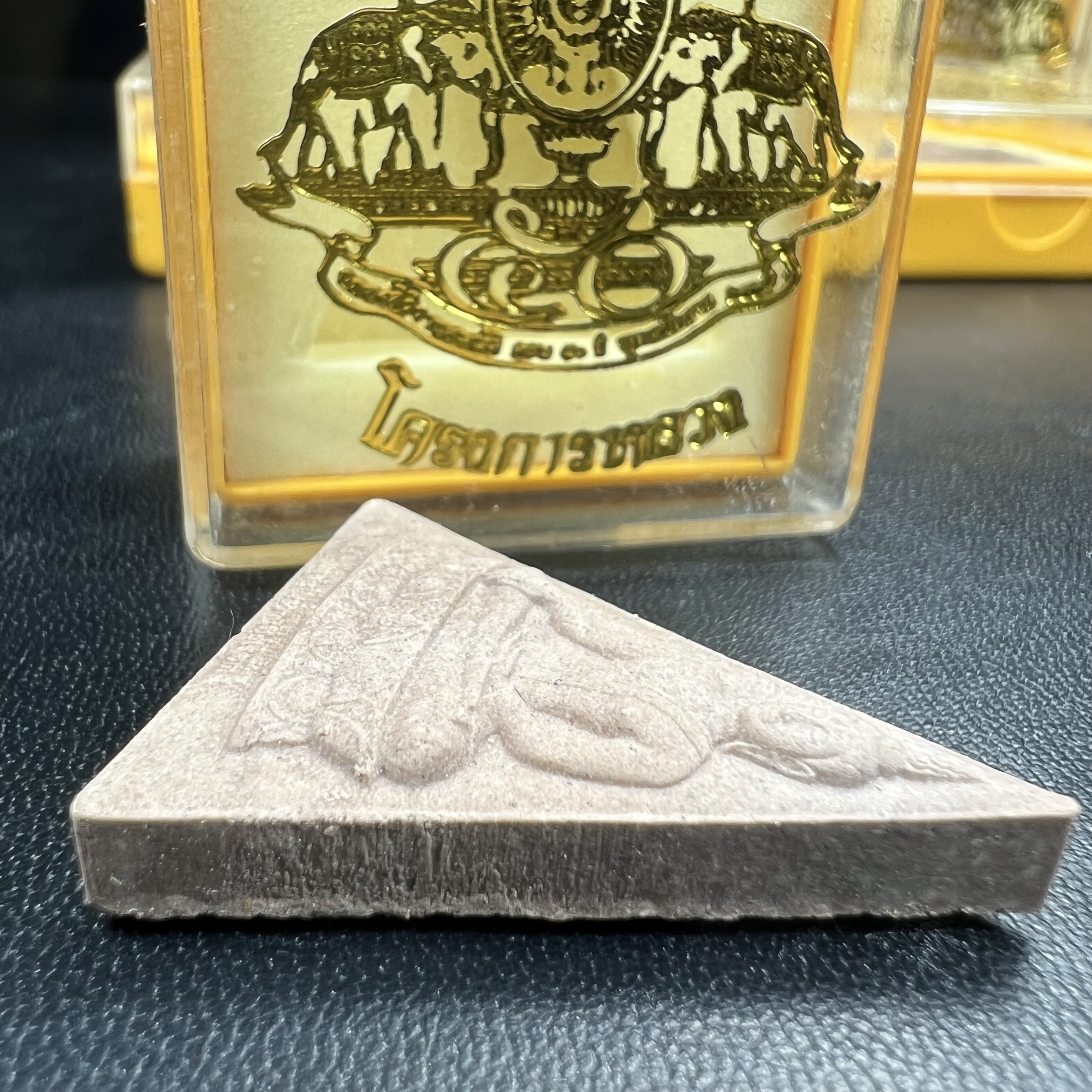 พระพุทธนวราชบพิตร พระพิมพ์จิตรลดา เนื้อผง โครงการหลวง ปี 2539 จัดสร้างในปีมหามงคลกาญจนาภิเษกในหลวงรัชกาลที่ 9 ครองศิริราชย์ครบ 50 ปี คัดสวย พร้อมกล่องบรรจุเดิม พิธีใหญ่ ปลุกเสกวัดพระแก้ว(พิธีดี มวลสารมงคล)