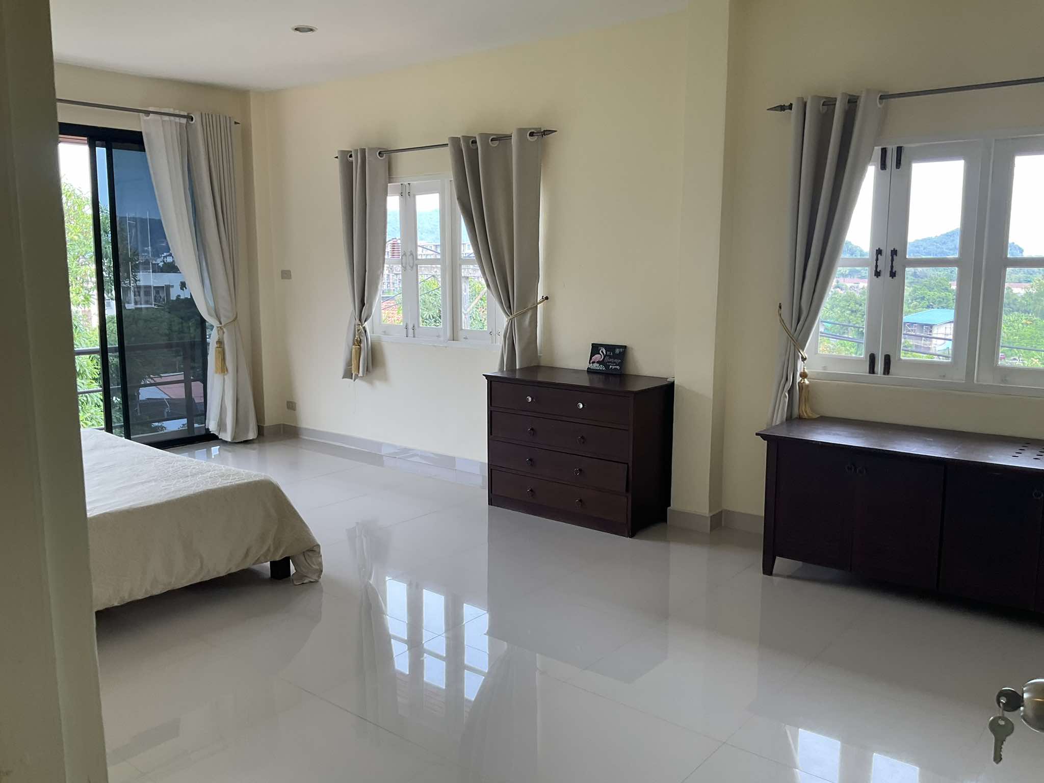 For Rent : Kuku, 3-Story Detached House, 4 Bedrooms 4 Bathrooms