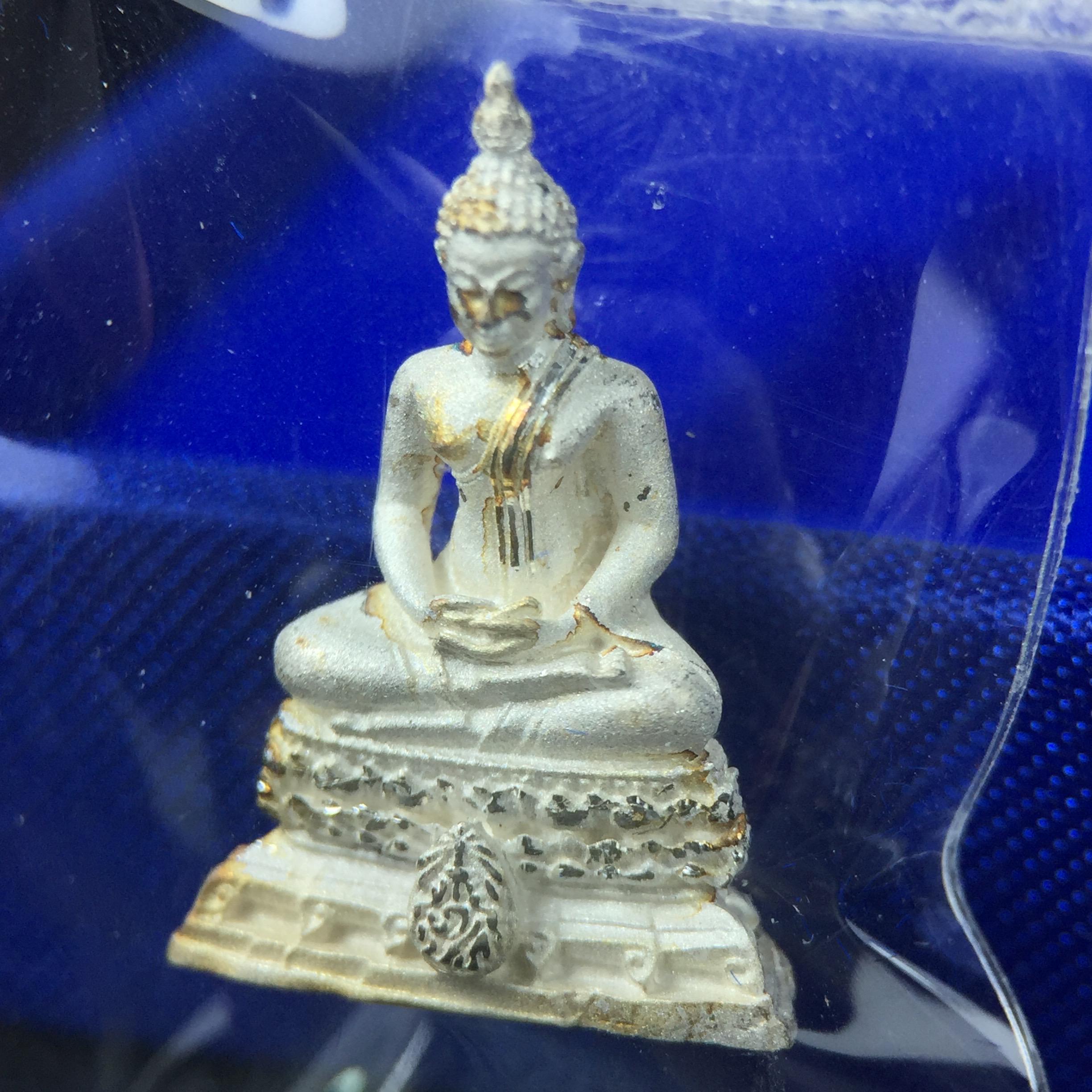 พระชัยวัฒน์พุทธสิหิงค์ ภปร. รุ่นสร้างหอพระธรรมศาสตร์ ปี2542 เนื้อเงิน(ผิวเดิม ซีนซองเดิม กล่องครบสวยสมบูรณ์) มหาพิธี 3วาระอันยิ่งใหญ่(ตอกโค๊ตและหมายเลข๔๕๕๕)(เลขสวย ท้ายเลขตอง)1ใน 10000 องค์