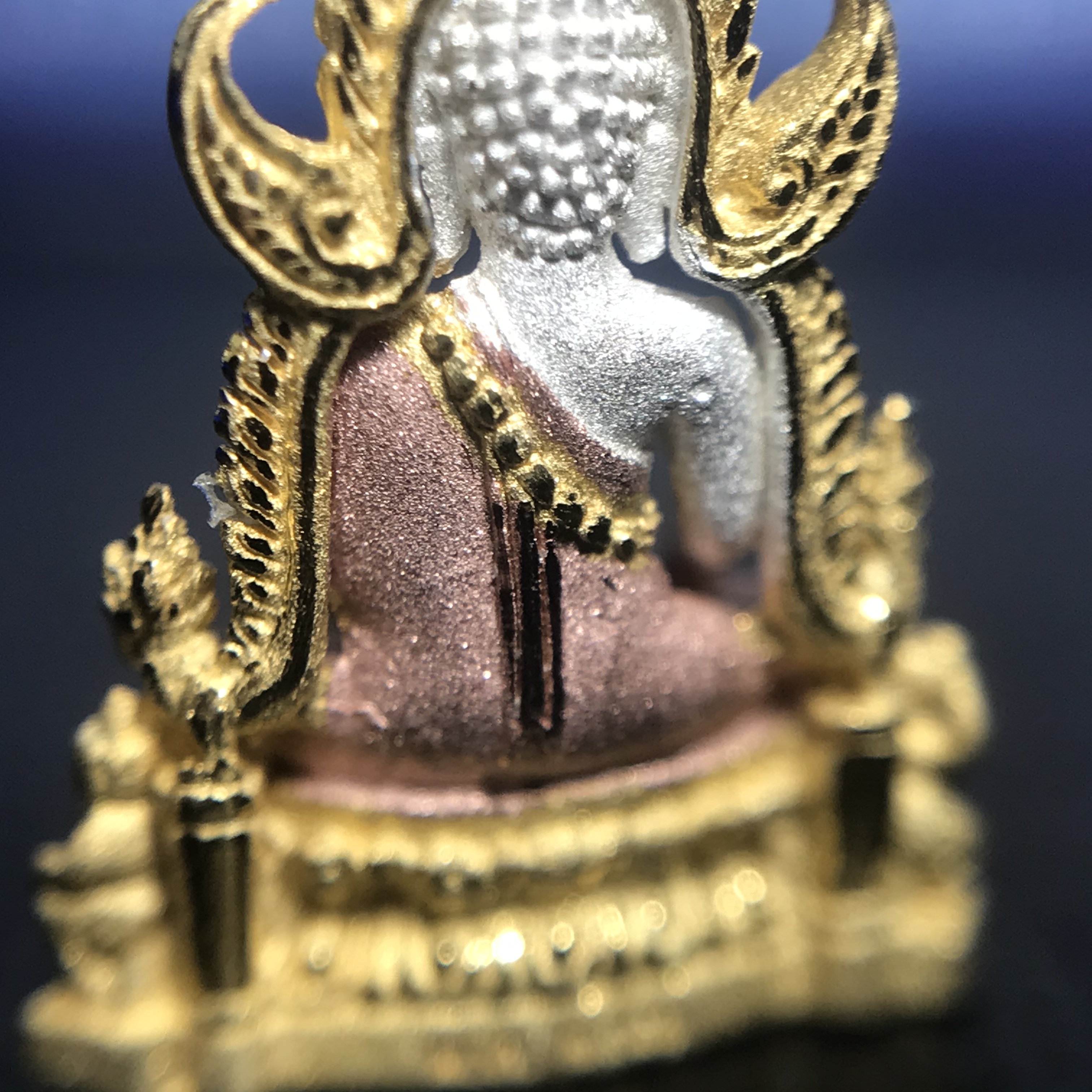 พระพุทธชินราช ภปร. โครงการ เพราะแผ่นดินนี้คือแผ่นดินเกิด เนื้อเงินชุบสามกษัตริย์ ปี2551 ขนาดหน้าตัก1/4นิ้ว (สวยงามหายาก)