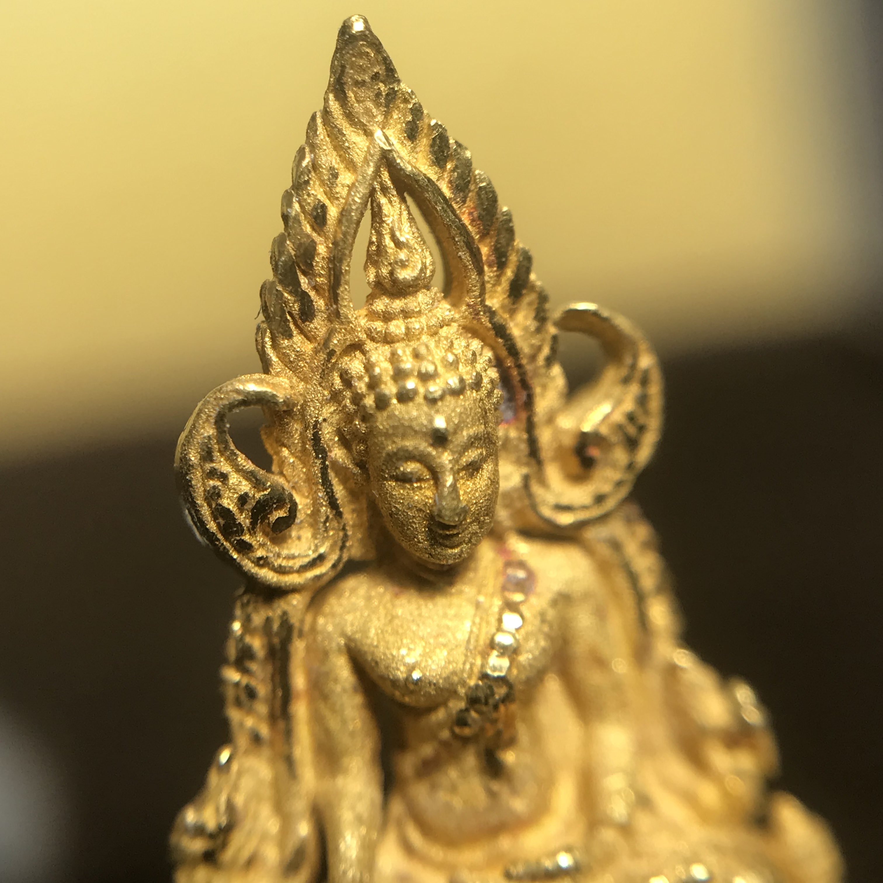 พระพุทธชินราช ภปร. โครงการ "เพราะแผ่นดินนี้ คือ แผ่นดินเกิด" ปี2548(รุ่นแรก) ลอยองค์ หน้าตัก 1/4 นิ้ว เนื้อทองคำบริสุทธิ์ 96.5% (น้ำหนัก 2.5 กรัม)