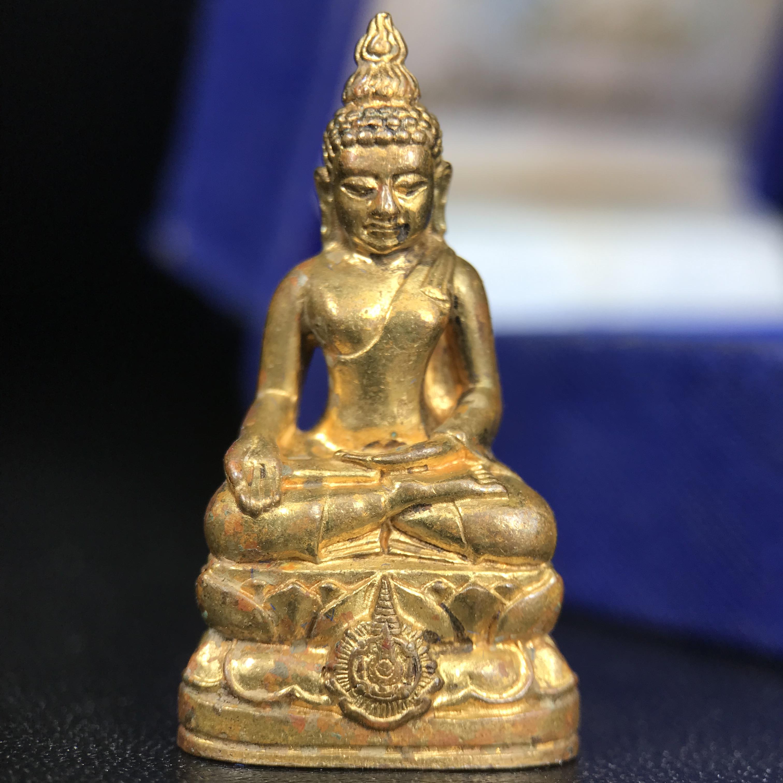 พระกริ่งไพรีพินาศ บรรจุเหล็กไหล ครั้งแรกและครั้งเดียวในประวัติศาสตร์ เฉลิมพระเกียรติ พระบาทสมเด็จพระเจ้าอยู่หัวรัชกาลที่9 พระชนมพรรษา 6 รอบ ปี2542 เนื้อสัมฤทธิ์(บรรจุเหล็กไหล)ดีนอก-ดีใน พิธีใหญ่ มวลสารเด่น (หายาก)***กล่องบรรจุเก่าชำรุดตามรูป***