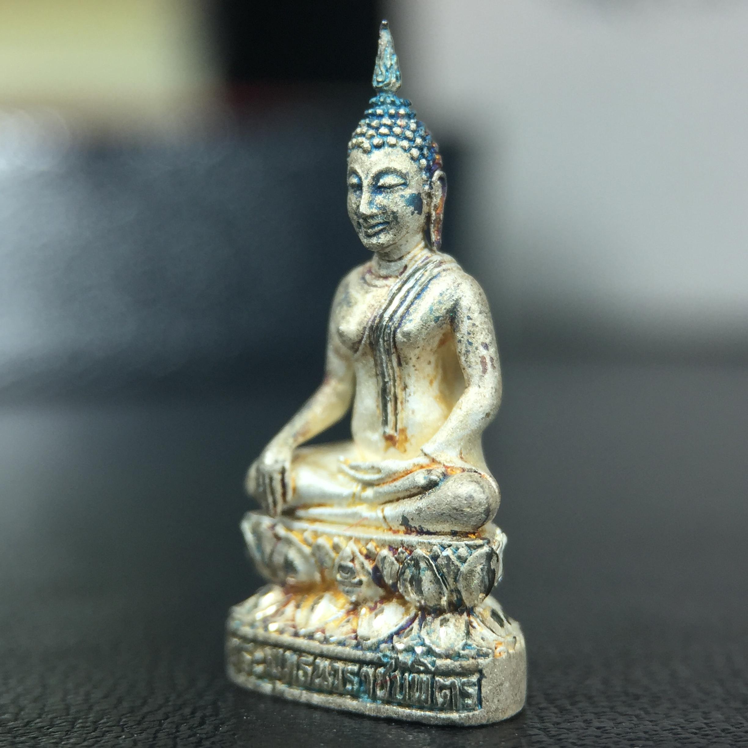 พระชัยวัฒน์พระพุทธนวราชบพิตร ครองสิริราชสมบัติครบ 50 ปี พ.ศ.2540 ขนาดสูง 1.9 ซม. เนื้อเงิน(ผิวเดิมๆขึ้นสีรุ้งธรรมชาติสวย) พร้อมกล่องบรรจุเดิมครบสมบูรณ์ 1ใน 9500 องค์(พุทธนวราชบพิตร นิมิตรหมายแห่งความสามัคคี ด้วยไมตรีแห่งองค์พระภูมิพล)