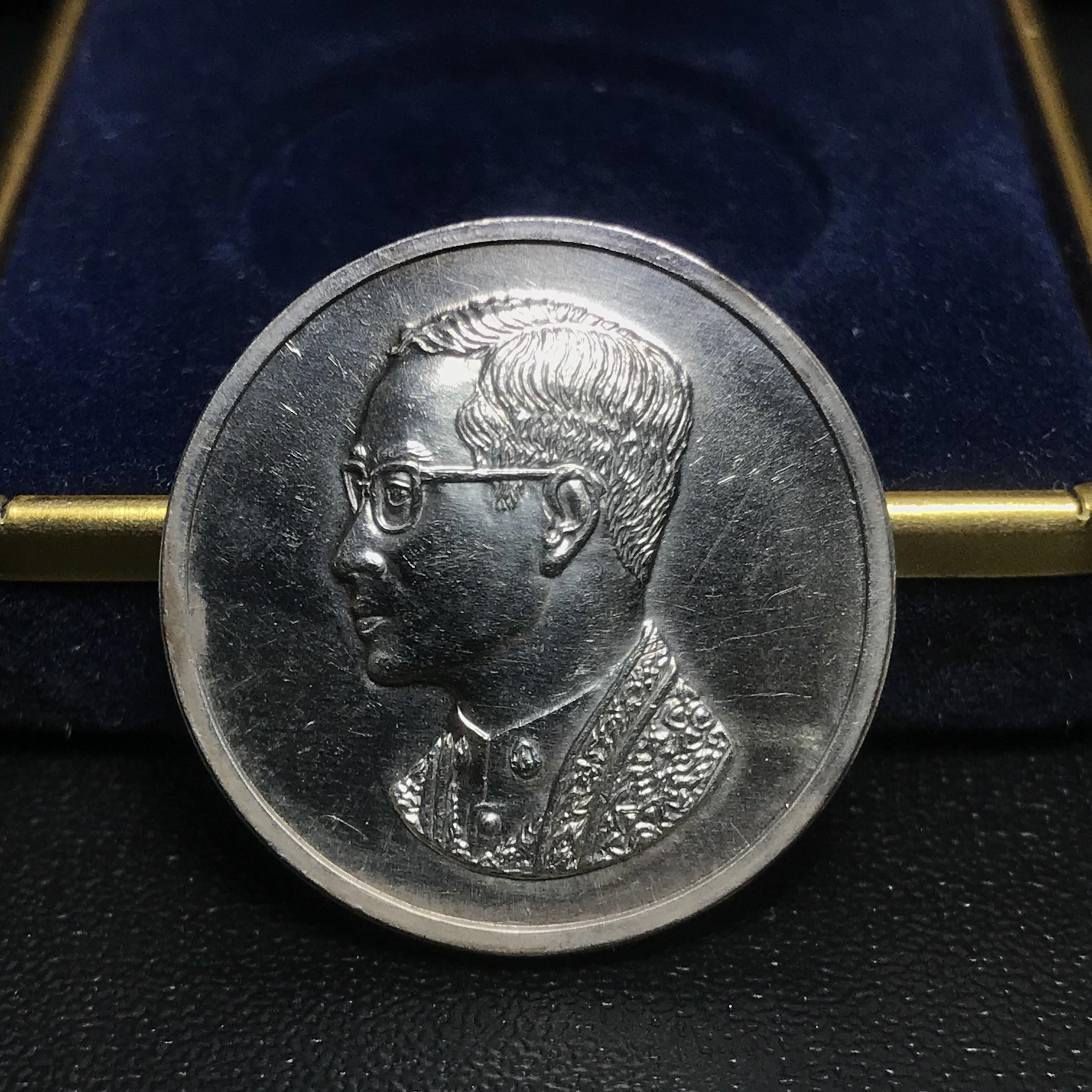 เหรียญพระบรมรูปคุ้มเกล้า รพ.ภูมิพล ปี2522 (ในหลวงเททอง) เนื้อเงิน พิมพ์ใหญ่ คัดสภาพสวยพร้อมกล่องเดิมยุคแรก(หายาก)