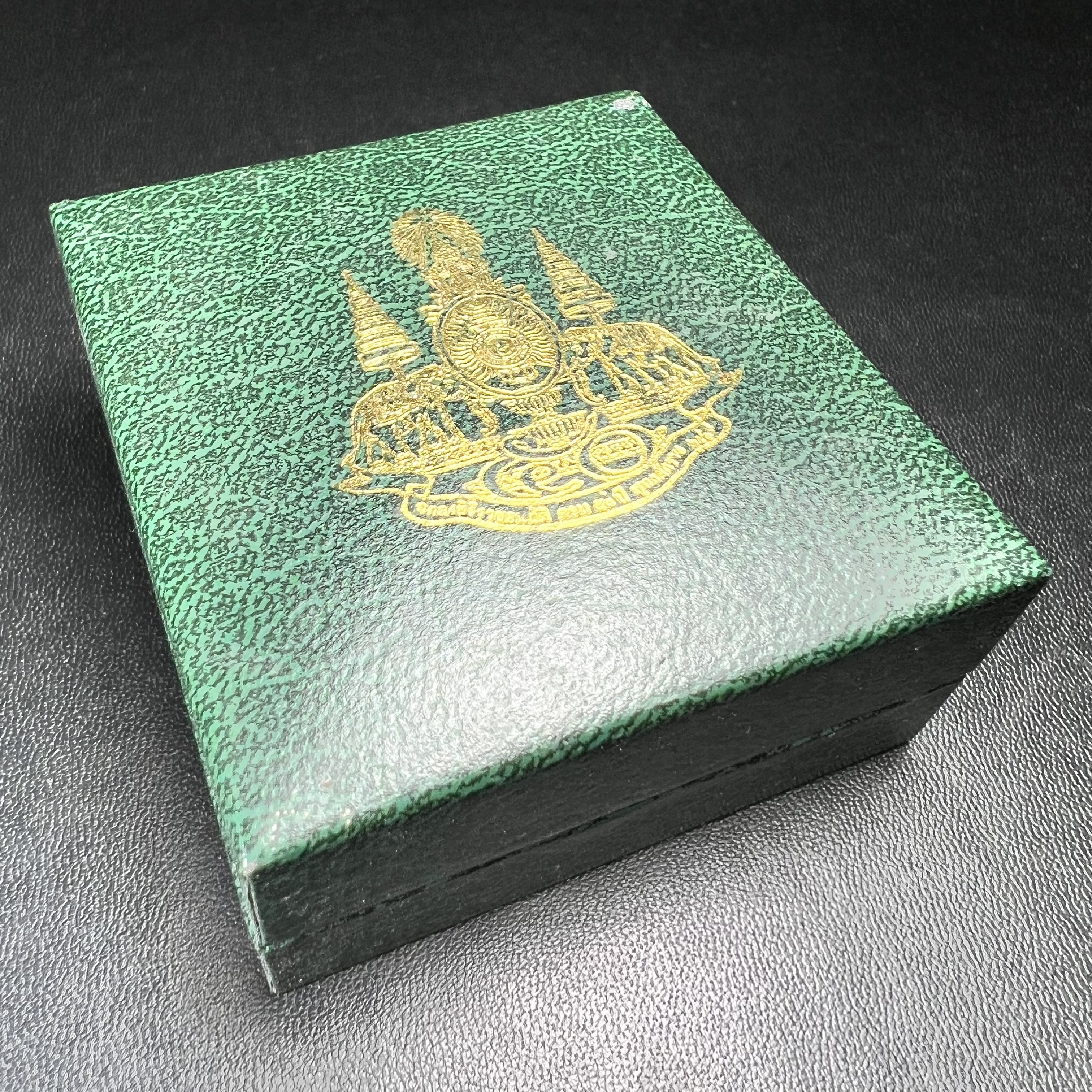 พระพุทธโสธร ภปร. รุ่นย้อนยุค สร้างพระอุโบสถ สมาคมชาวฉะเชิงเทรา จัดสร้าง ปี 2539 วโรกาสครองสิริราชสมบัติครบ 50 ปี เนื้อเงินชุบสามกษัตริย์ทรายนวลขัดเงาบางส่วน(สภาพผิวเดิม เก่าเก็บ) พร้อมกล่องบรรจุและใบรับรองเดิมครบ