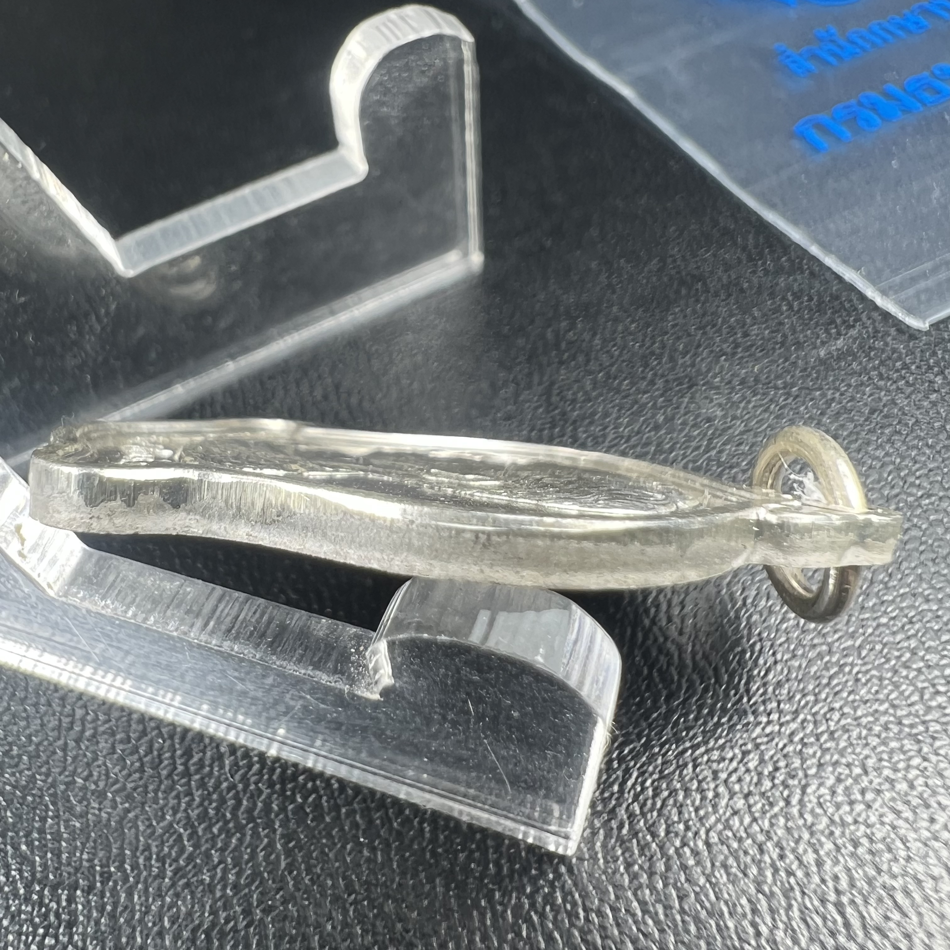 เหรียญเสมาที่ระลึกเนื่องในวโรกาสมหามงคลเฉลิมพระชนมพรรษาในหลวงรัชกาลที่9 ครบ 5 รอบ 60 พรรษา ปี 2530 จัดสร้างโดยกรมธนารักษ์ กระทรวงการคลัง เนื้อเงิน(คัดสภาพสวยซีนซองเดิม)(ทรงเสมาระฆังคว่ำ)เนื้อเงินสร้างน้อย 1 ใน 8602 เหรียญ