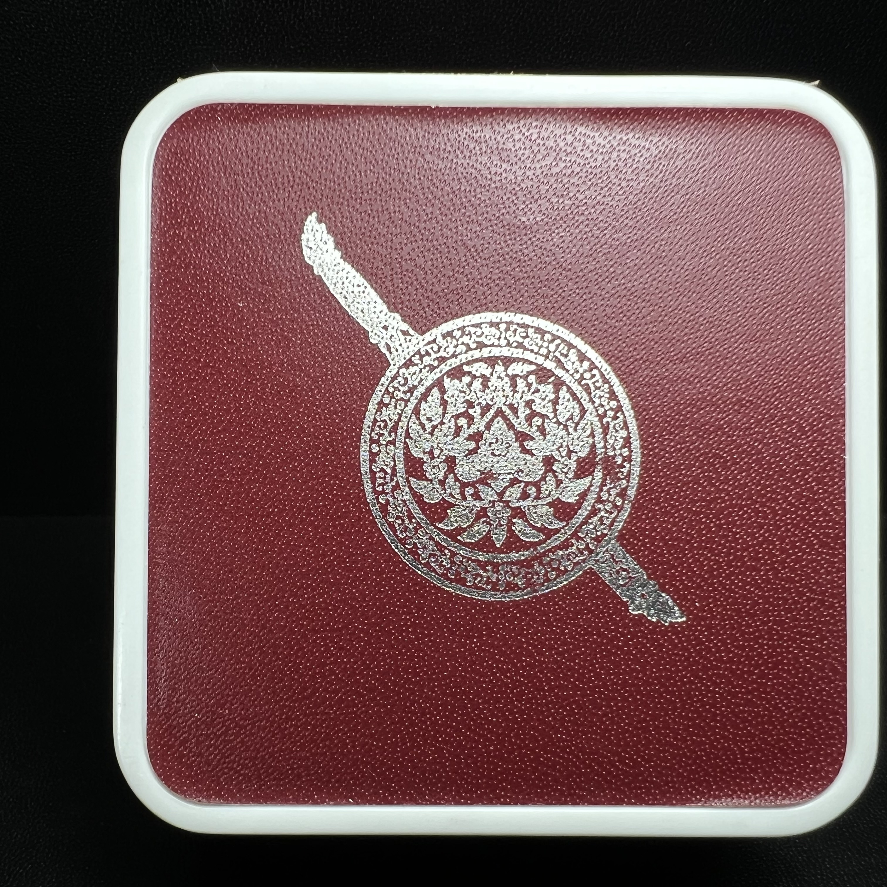 พระพุทธชินราช รุ่น ประวัติศาสตร์ มูลนิธิเพื่อตำรวจไทยจัดสร้าง ปี 2562 เนื้อเงินชุบสามกษัตริย์ขัดเงา พิมพ์เหรียญเสมาฉลุลาย พระพุทธชินราช อินโดจีน(ขนาดสูง 3.7ซม.(ไม่รวมห่วง))(สภาพสวยซีนซองเดิม กล่องบรรจุเดิมครบสมบูรณ์)(องค์หมายเลข 20)(1 ใน 999 เหรียญ)หายาก