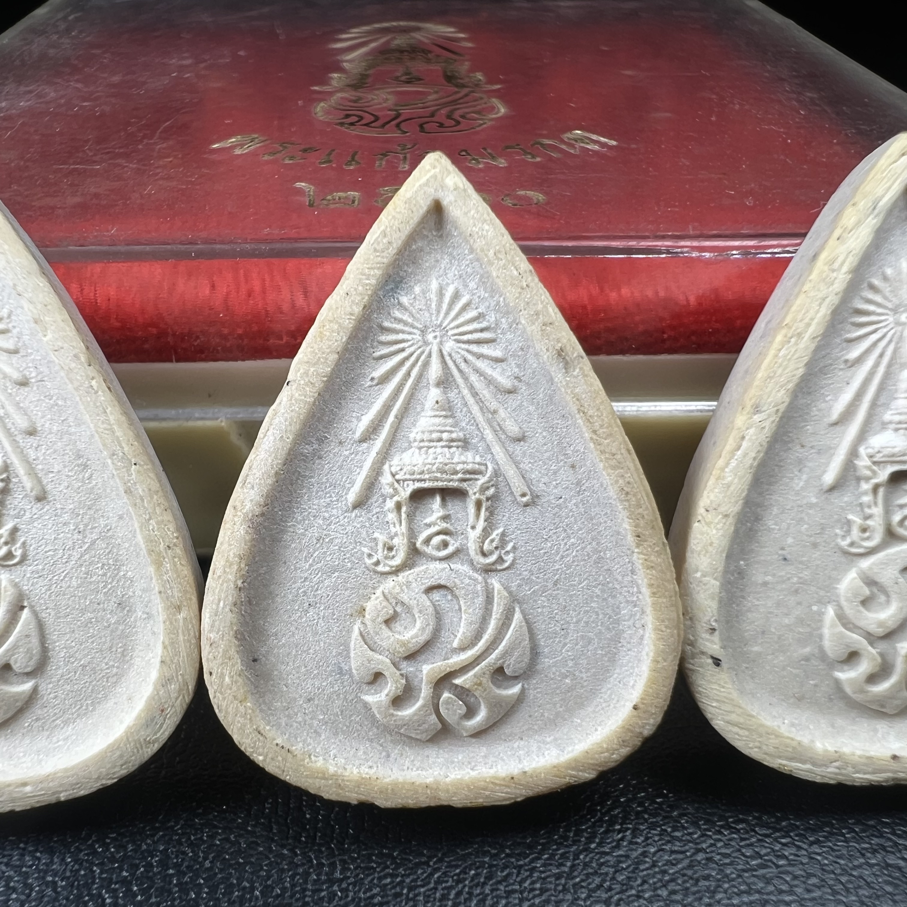 พระแก้วมรกต หลัง ภปร. เนื้อผง ปี2530 พระดี พิธีใหญ่ ประกอบพิธีพุทธาภิเษกพร้อมกับพิธีพระกริ่งปวเรศ ปี2530 วัดบวรนิเวศและวัดพระแก้ว(ครบชุดสามฤดูกล่องเดิมครบ)หายาก