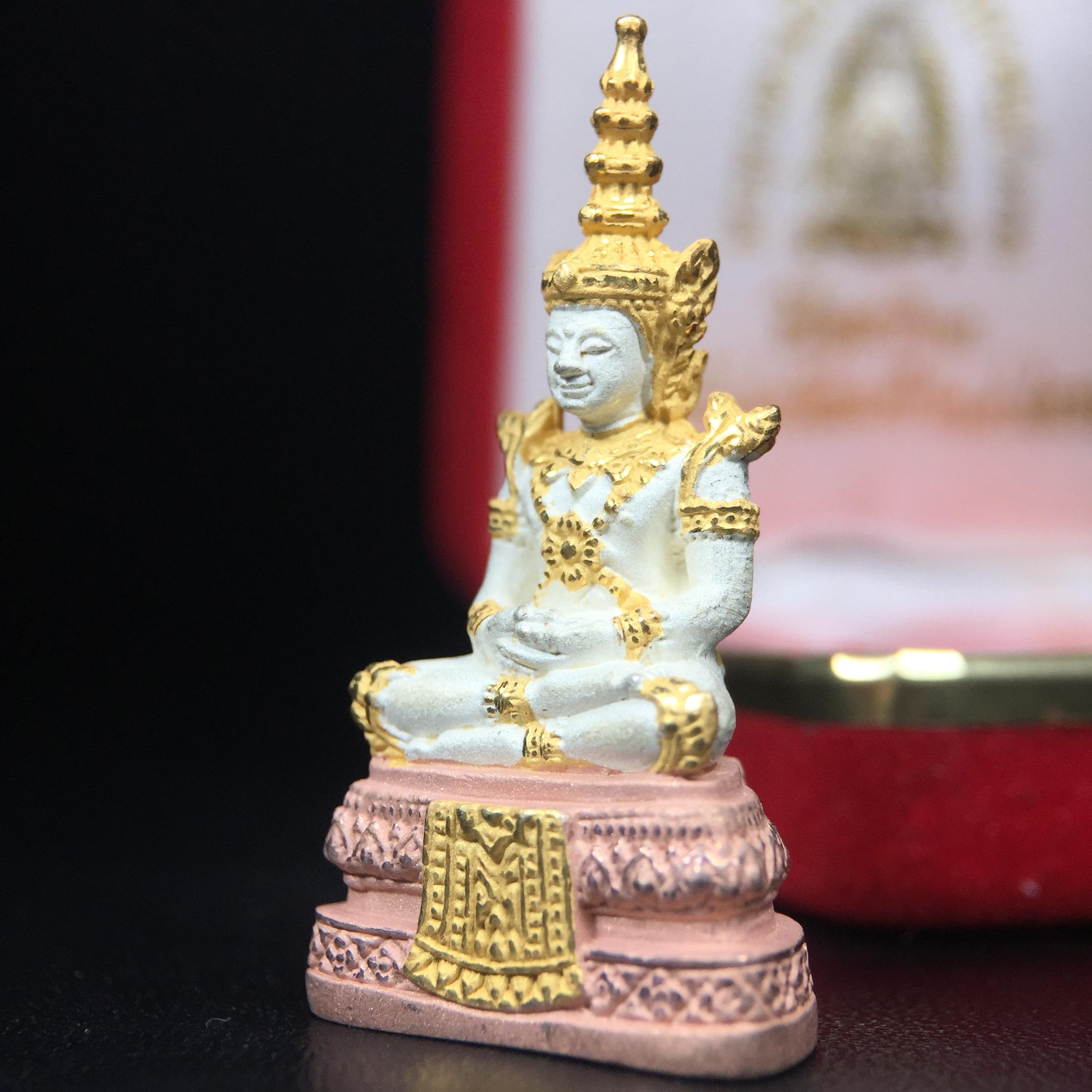 พระพุทธมหามณีรัตนปฏิมากร (พระแก้วมรกต) มหาจุฬาลงกรณราชวิทยาลัย(มจร.) วังน้อย พระนครศรีอยุธยา ปี 2543 พิธีมหาพุทธาภิเษก ณ วัดพระศรีรัตนศาสดาราม (วัดพระแก้ว) ในพระบรมมหาราชวัง เนื้อเงินสามกษัตริย์ (ตอกโค๊ตหมายเลข 181)