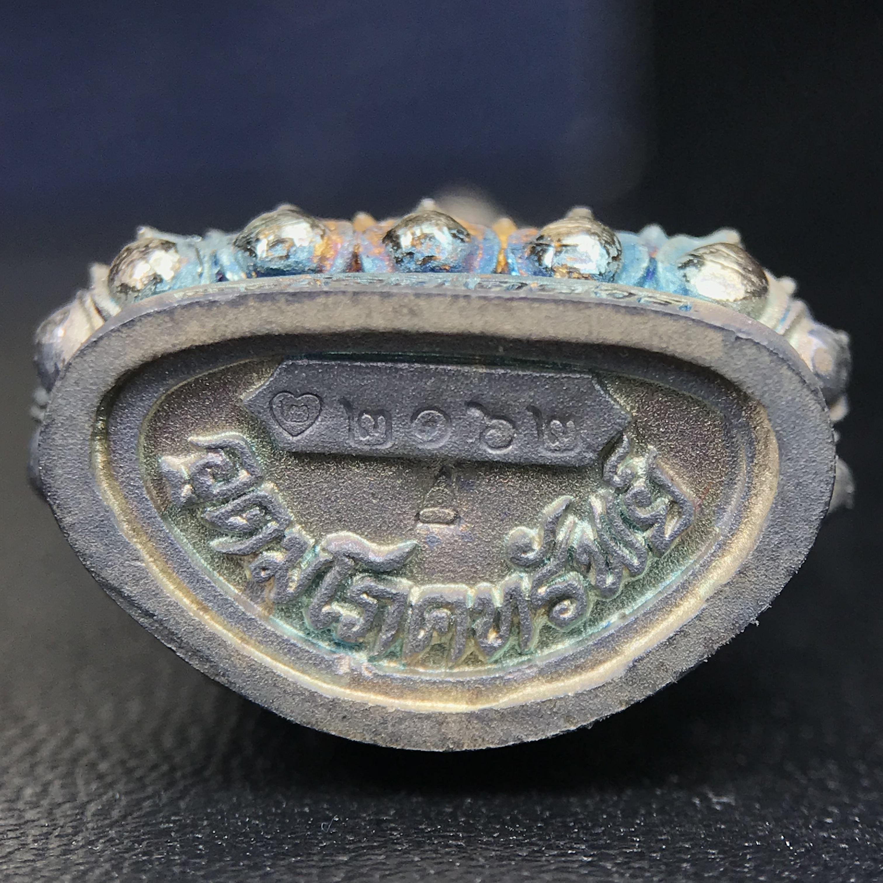 พระกริ่งอวโลกิเตศวร ( เจ้าแม่กวนอิม ) วัดโพธิ์แมนคุณาราม รุ่นอุดมโภคทรัพย์ ปี 2539 เนื้อเงินพ่นทราย(ผิวเดิม ขึ้นสีรุ้งธรรมชาติ แบบนิยม เสน่ห์ของพระเนื้อเงิน)(พร้อมกล่องบรรจุเดิม)(อีกหนึ่งรุ่นยอดนิยม พุทธศิลป์สวยงดงาม)หายาก 1 ใน 5000 องค์*องค์หมายเลข ๒๑๖๒*