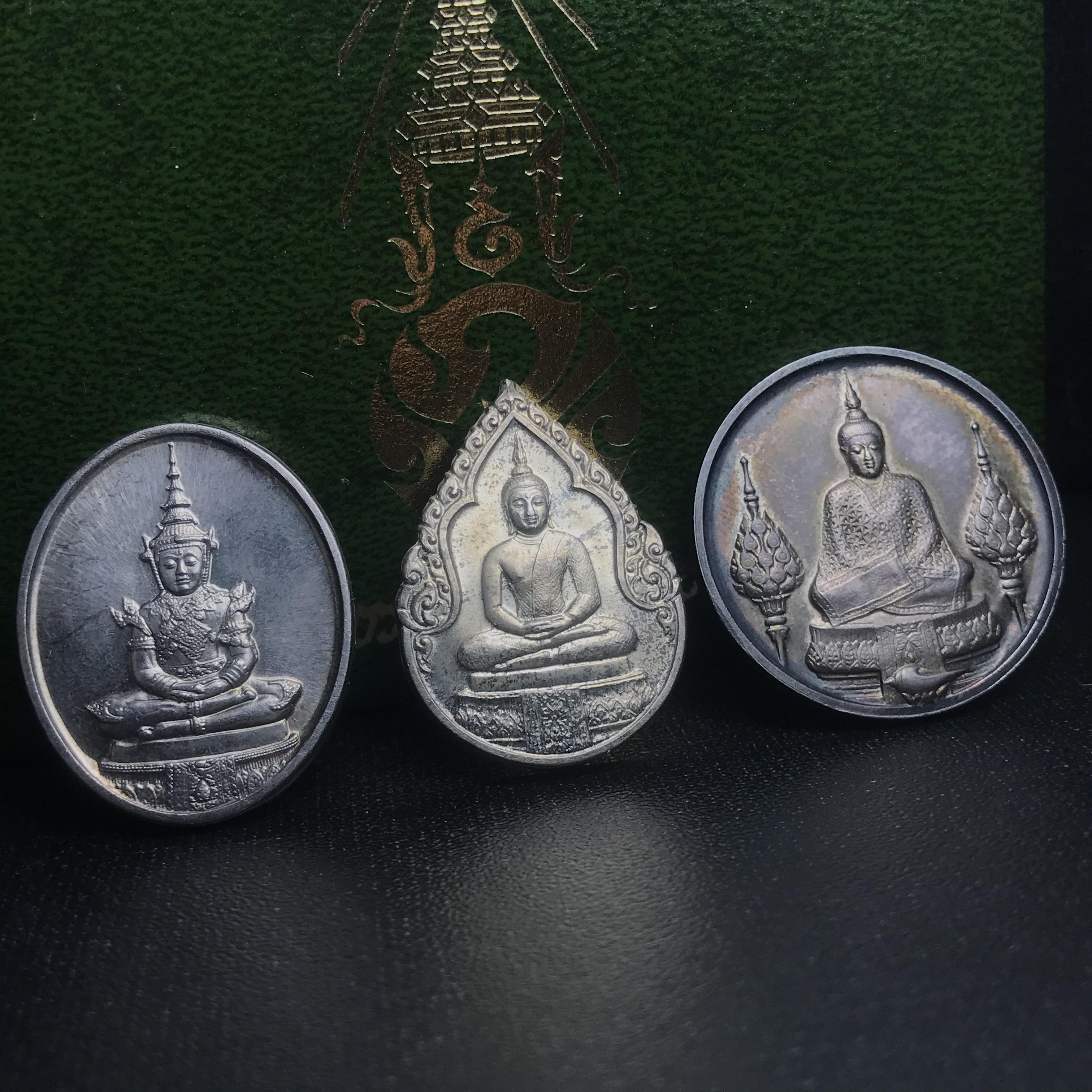 เหรียญพระแก้วมรกตหลัง ภปร ฉลองกรุงรัตนโกสินทร์ครบ 200 ปี พ.ศ.2525 เนื้อเงินกล่องบรรจุเดิมครบ3พิมพ์(บล็อกพระราชศรัธา)(ในหลวงรัชกาลที่9 เสด็จในพิธี)