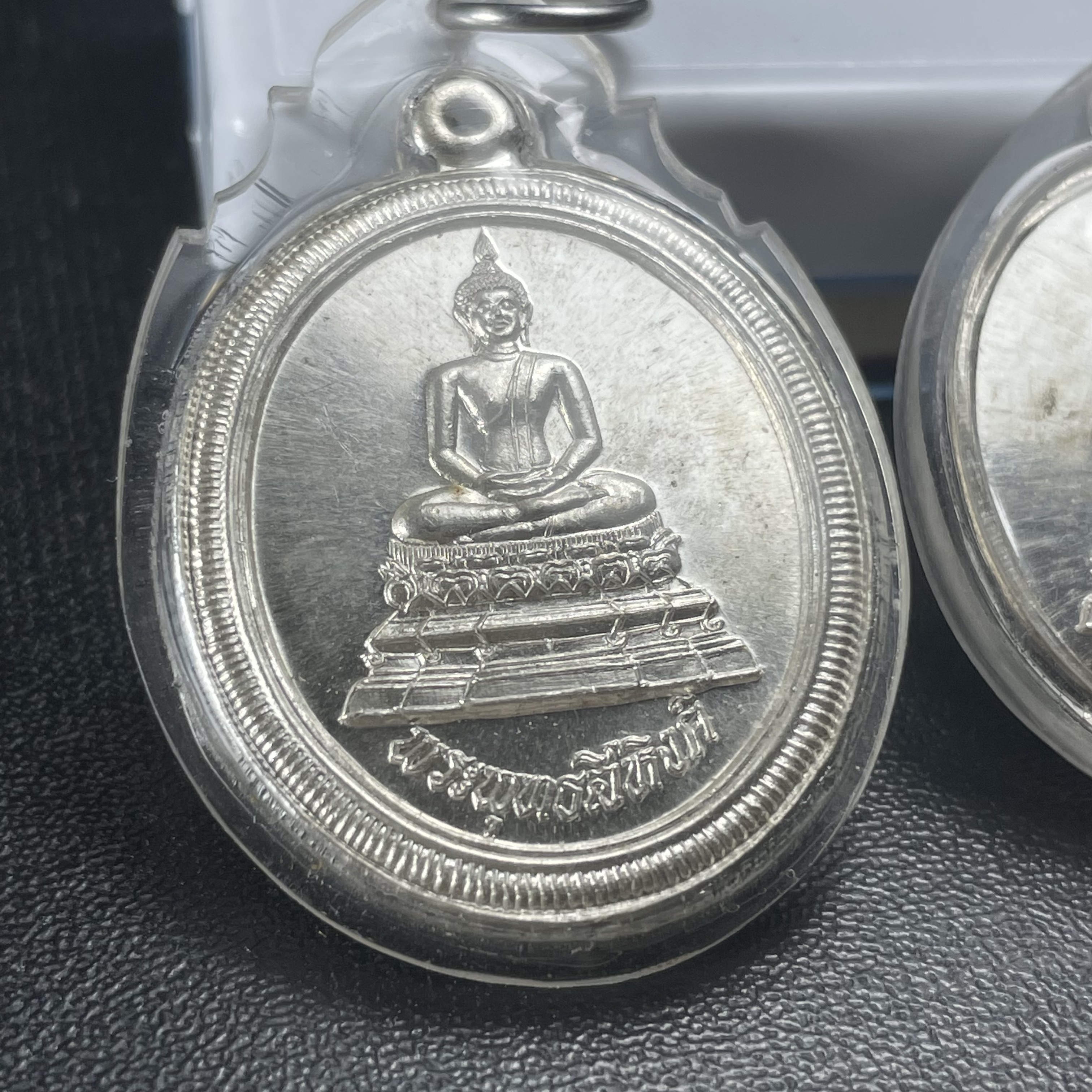 เหรียญพระพุทธสิหิงค์ ภปร. รุ่นมหาลัยธรรมศาสตร์ 60ปี พ.ศ.2537 พิมพ์ใหญ่+พิมพ์เล็ก เนื้อเงินผิวเดิม(ในหลวงรัชกาลที่9เสด็จในพิธี)(หลวงตามหาบัวร่วมปลุกเสก)