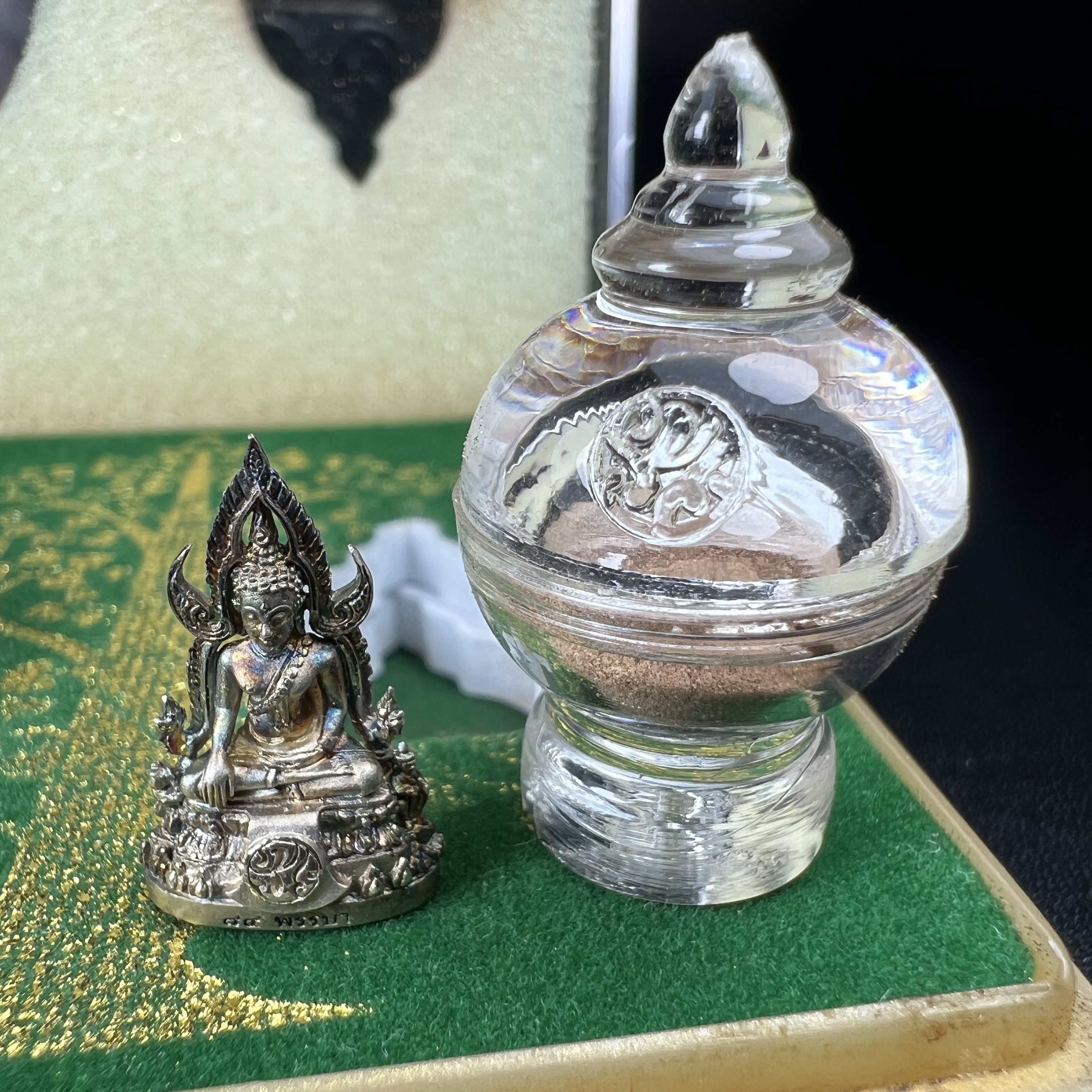 พระพุทธชินราช(จำลอง) ภปร. 84 พรรษา เนื้อเงินชุบทองคำขาว พิมพ์เล็กขนาดหน้าตัก 1/4 นิ้ว (สภาพผิวเดิมสวย ขึ้นสีรุ้งธรรมชาติ แบบนิยม)(พระราชทานมวลสาร จิตรลดาและเส้นพระเจ้า(เส้นผม))พุทธศิลป์ทรงคุณค่าอีกหนึ่งรุ่นยอดนิยม