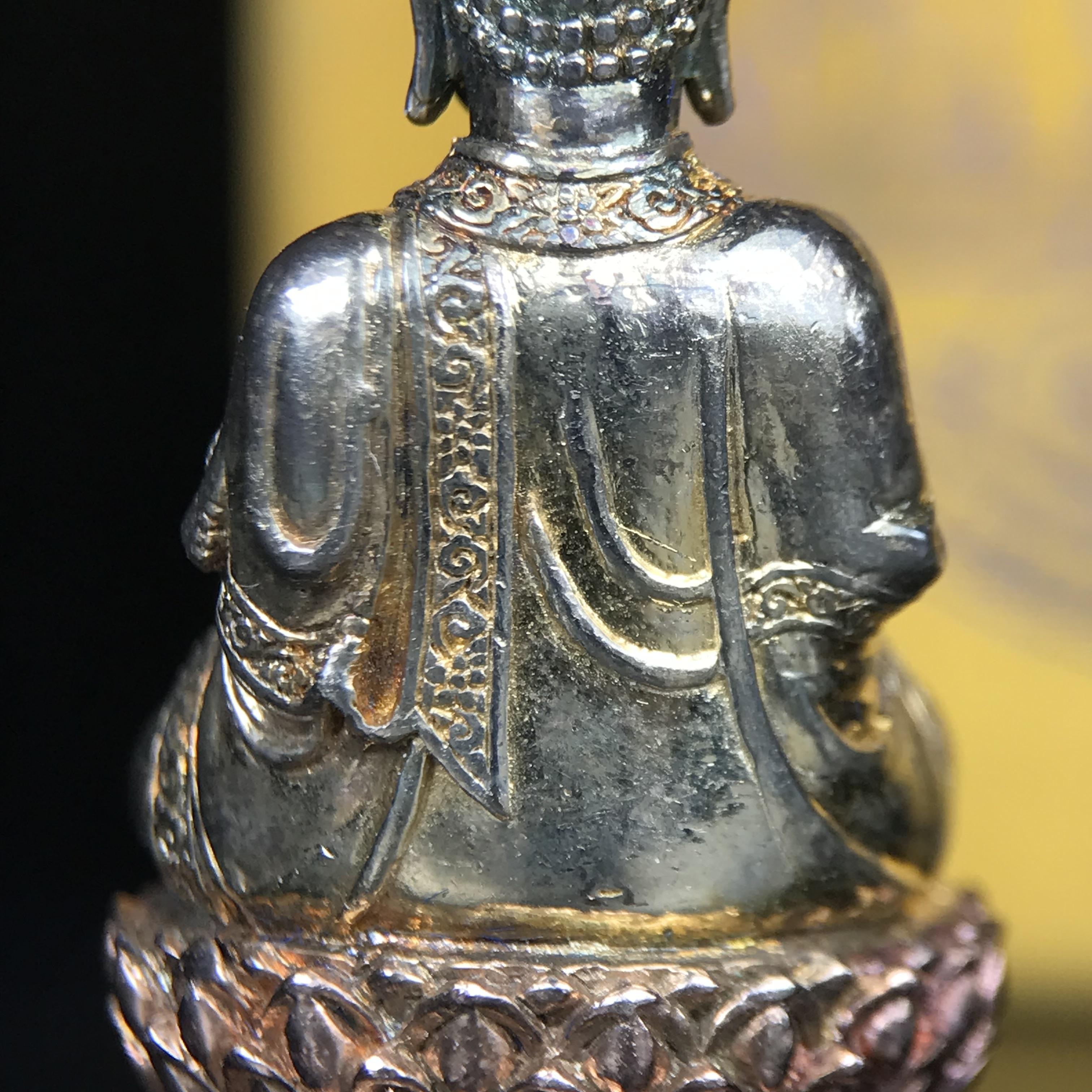 พระกริ่งจีน "ต้าเยิ่นถะ" ชุดกาญจนาภิเษกครองราชย์ 50 ปี วัดบวรนิเวศวิหาร ปี 2538 เนื้อเงินสามกษัตริย์ 99.99% สูง 3.8 ซม. (สภาพผิวสวยเดิมติดรุ้งๆ พิธีใหญ่ พุทธศิลป์งดงาม) สภาพสวยเดิมพร้อมกล่องบรรจุเดิม ***ตอกโค๊ดหมายเลข ๖๒๖๒***