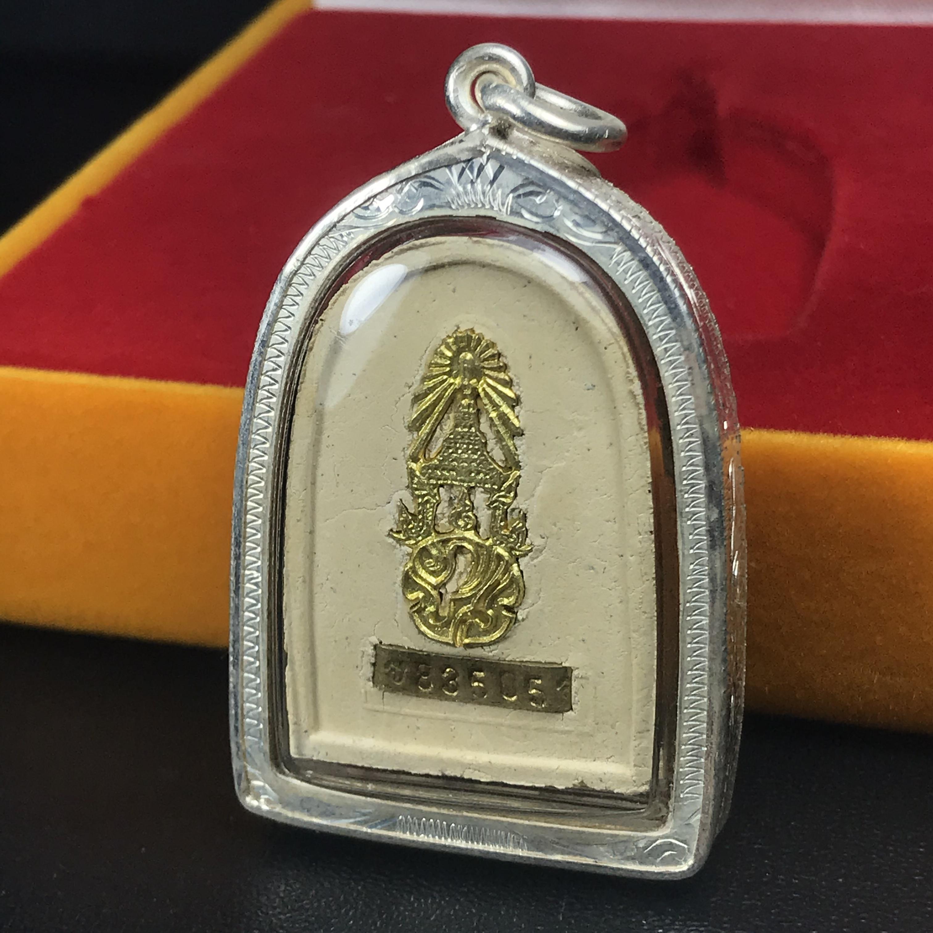 พระหลวงปู่ทวด ภปร.ปี2547 (พระชุดกรรมการ)ทรงกลีบขนุน เนื้อผงสมเด็จฯ(โรยผงตะไบ ชนวนเก่า) เลี่ยมกรอบเนื้อเงินแท้(95%)