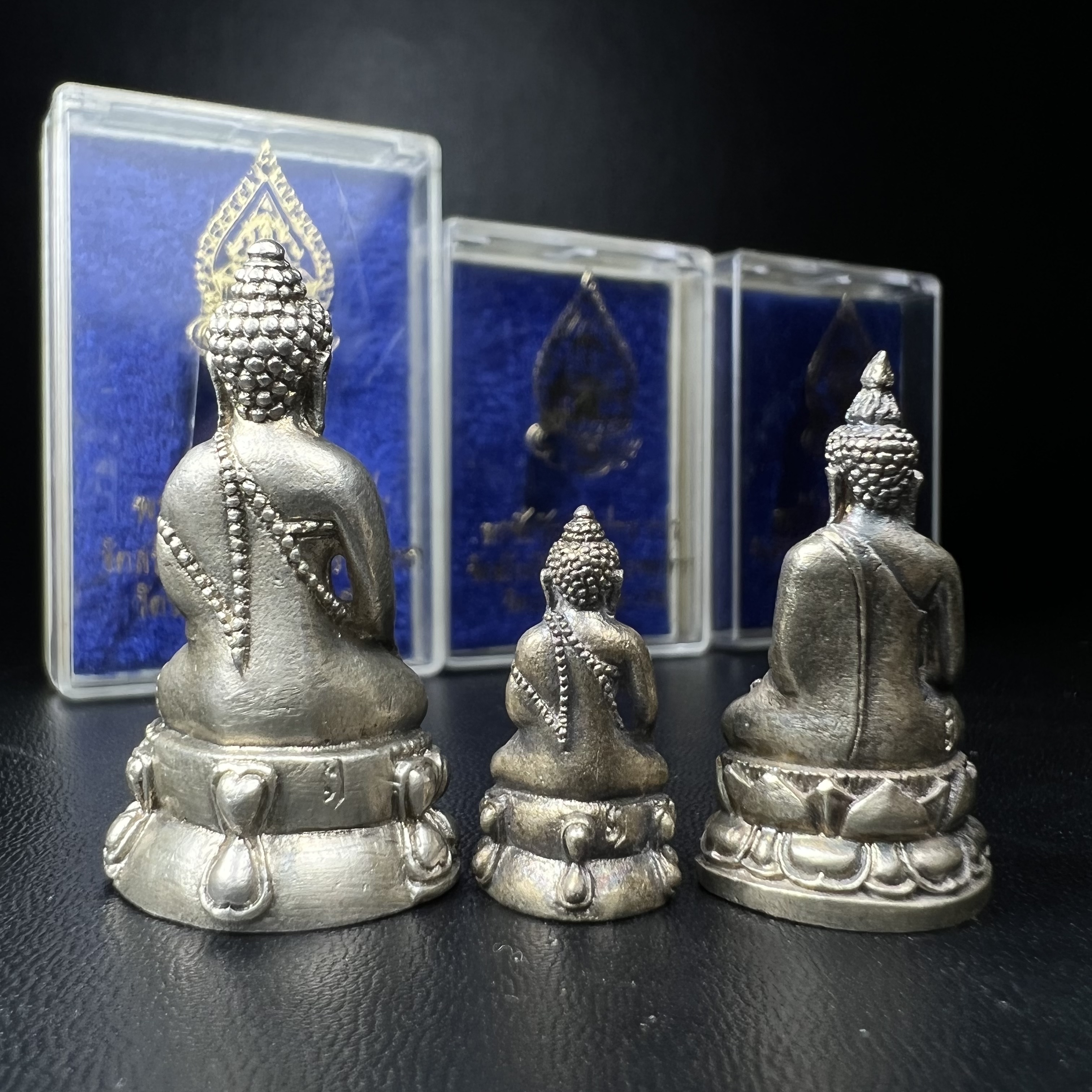 พระกริ่งนวปทุม ภปร.-พระชัยวัฒน์นวปทุม ภปร.-พระกริ่งไพรีพินาศ ภปร. รุ่นแรก วัดปทุมวนาราม ครบชุดเนื้อเงิน ปี2535(ในหลวงรัชกาลที่9เสด็จเททอง)(1ใน3000องค์)หายาก***เก็บทีเดียวครบชุดไปเลยรุ่นนี้ แนะนำ....ตอนนี้หายากแล้ว***