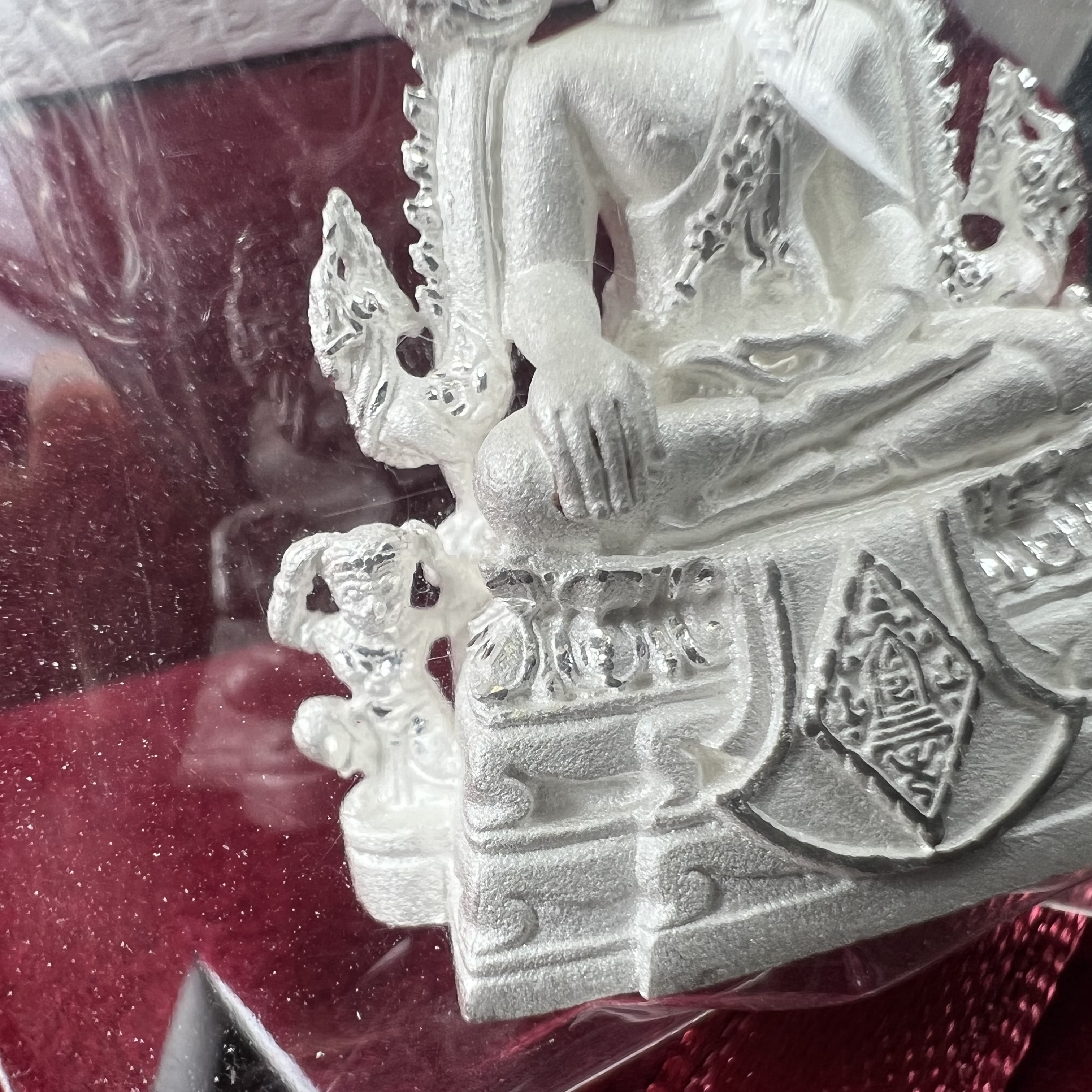 พระพุทธชินราช รุ่น ประวัติศาสตร์ มูลนิธิเพื่อตำรวจไทยจัดสร้าง ปี 2562 เนื้อเงินขัดเงา พิมพ์พระพุทธชินราช ลอยองค์ แบบจิวเวอร์รี่(ขนาดสูง 3.5 ซม.) (สภาพ สวย ซีนซองเดิม กล่องบบรรจุเดิมครบสมบูรณ์)