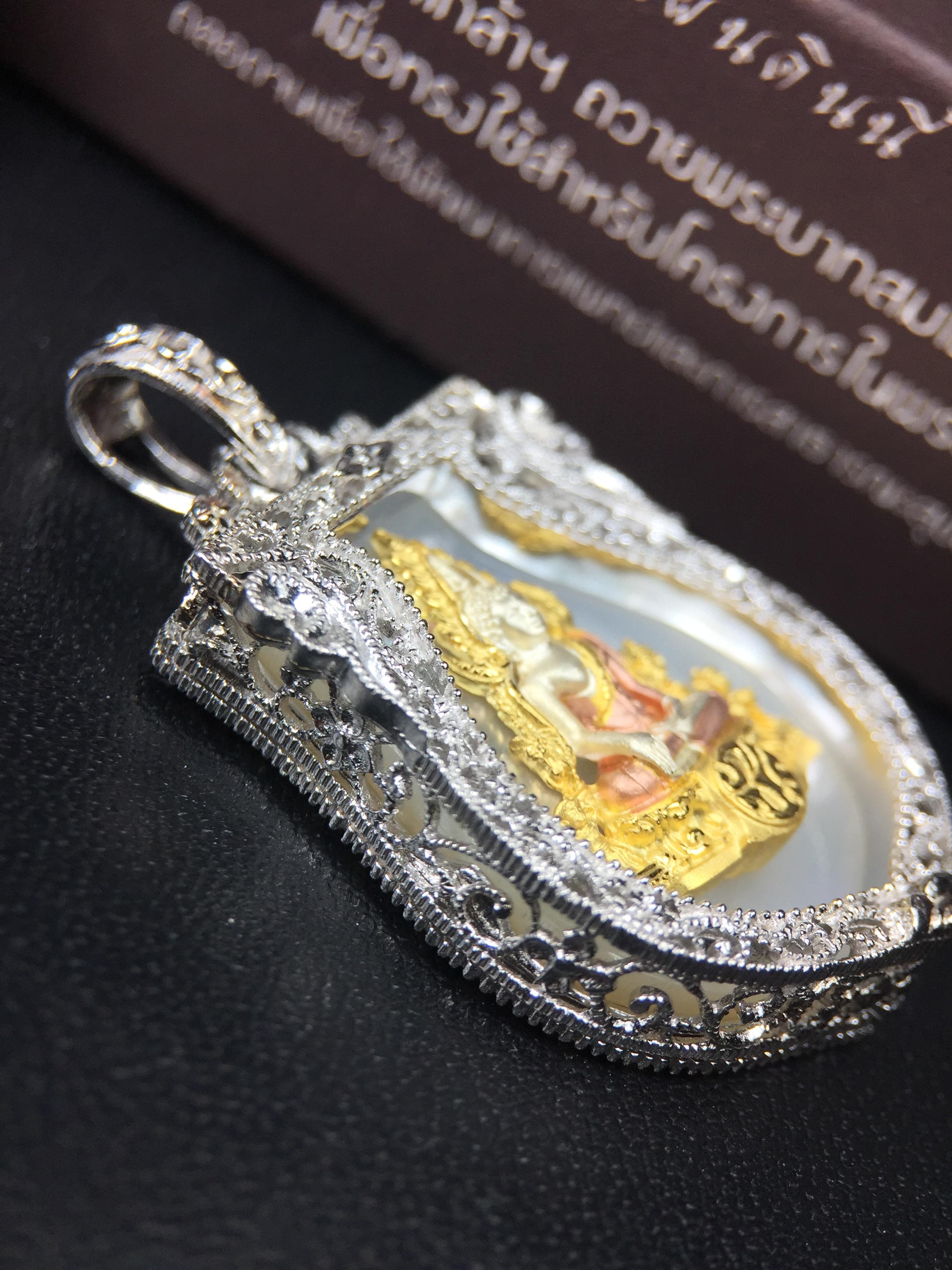 พระพุทธชินราช ภปร. โครงการ "เพราะแผ่นดินนี้ คือ แผ่นดินเกิด" ปี2548(รุ่นแรก) เหรียญทรงเสมา ขนาด 21 x 29 มม.เนื้อเงินสามกษัตริย์ องค์พระชุบสามกษัตริย์ ล้อมด้วยกรอบเงินชุบทองคำขาวสลักเสลาเป็นลวดลายละเอียดอ่อน ส่วนพื้นองค์พระเป็นเปลือกหอยมุขงดงาม