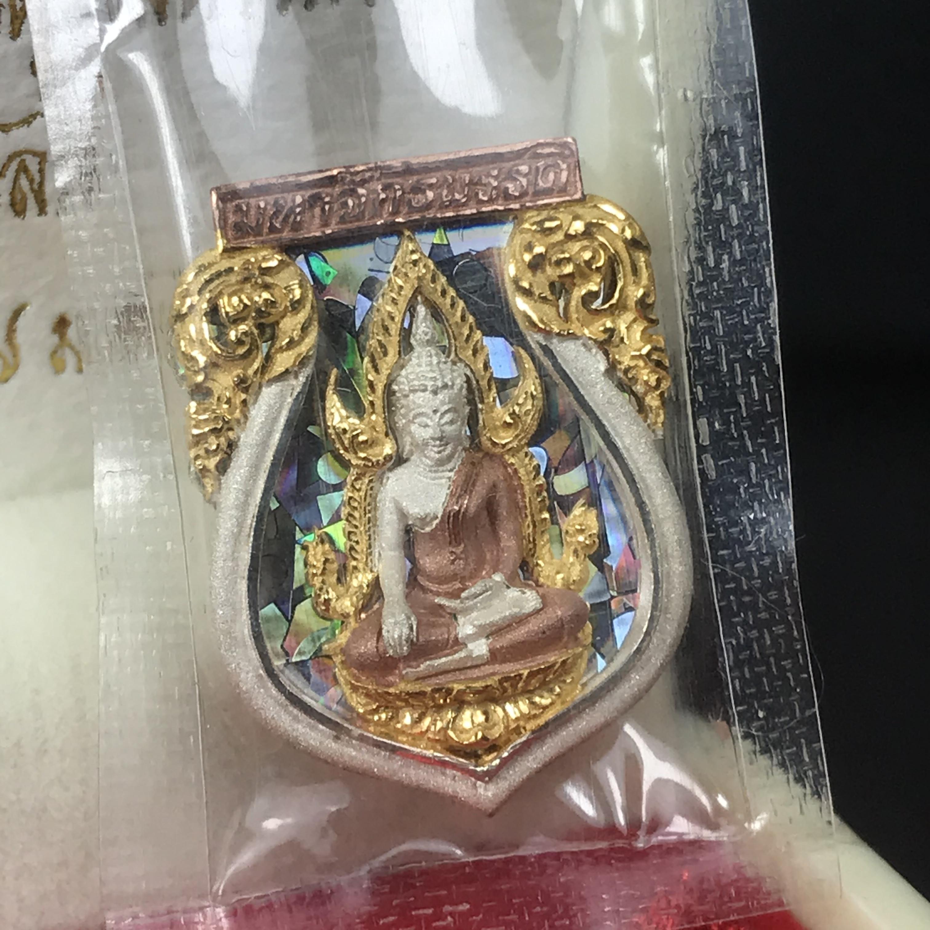 เหรียญพระพุทธชินราชเสมา รุ่น มหาจักรพรรดิ ปี 2545 วัดพระศรีรัตนมหาธาตุวรวิหาร จ.พิษณุโลก พิมพ์เล็ก เนื้อเงินสามกษัตริย์(ฉากพื้นหลังสามมิติ) ตอกโค๊ตและหมายเลข273 ซีนเดิมกล่องบรรจุเดิม คัดสวยสมบูรณ์