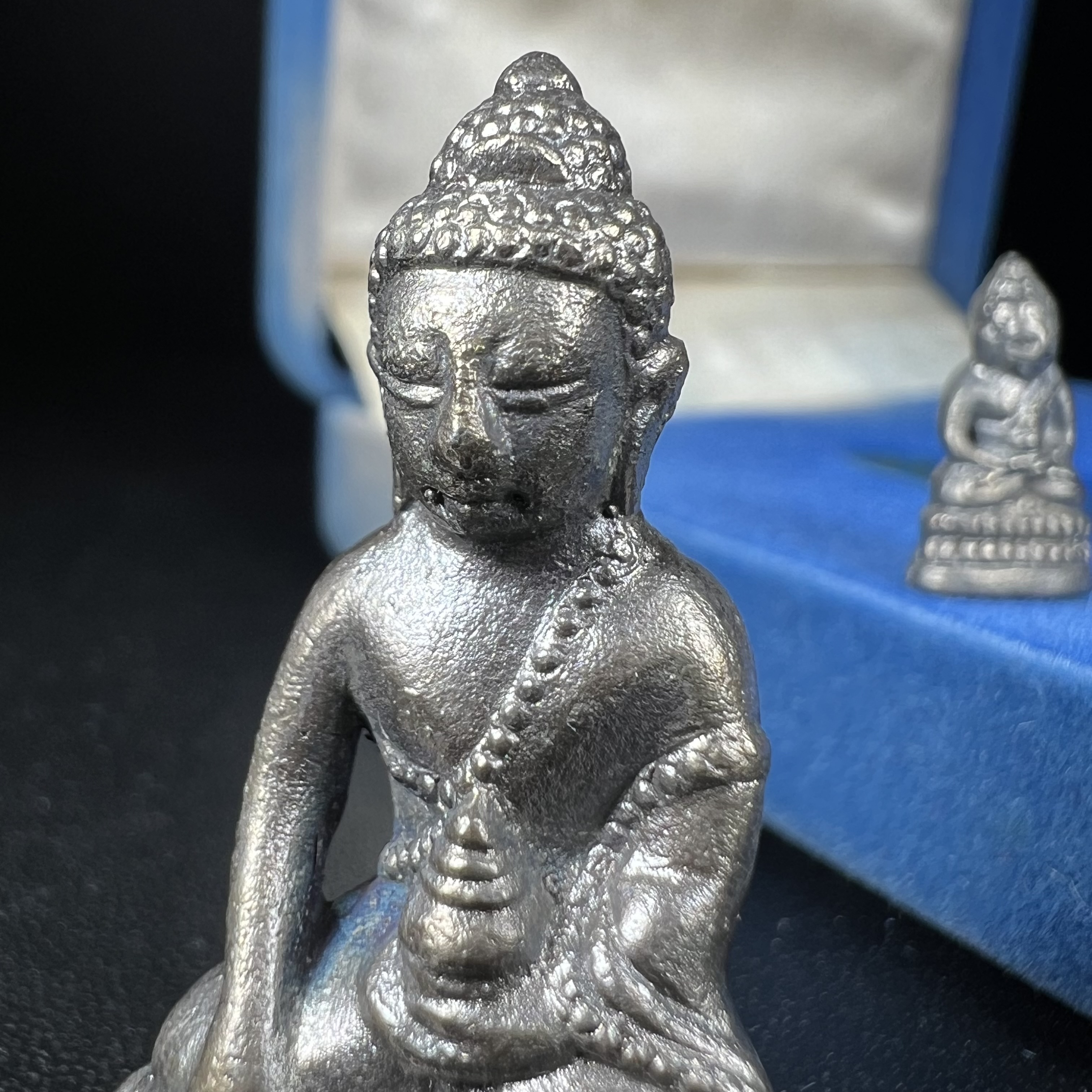 พระกริ่ง-พระชัยวัฒน์ สว. 90 พรรษาสมเด็จย่า ปี2533 เนื้อนวโลหะ(ผสมทองคำเยอะมากรุ่นนี้)(ในหลวงรัชกาลที่9เสด็จในพิธี)(หล่อแบบโบราณอุดมวลสาร 108 แบบฉบับพระกริ่งใหญ่สายวัดสุทัศน์ พระสังฆราช(แพ))(1 ใน 3000 ชุด) หายาก