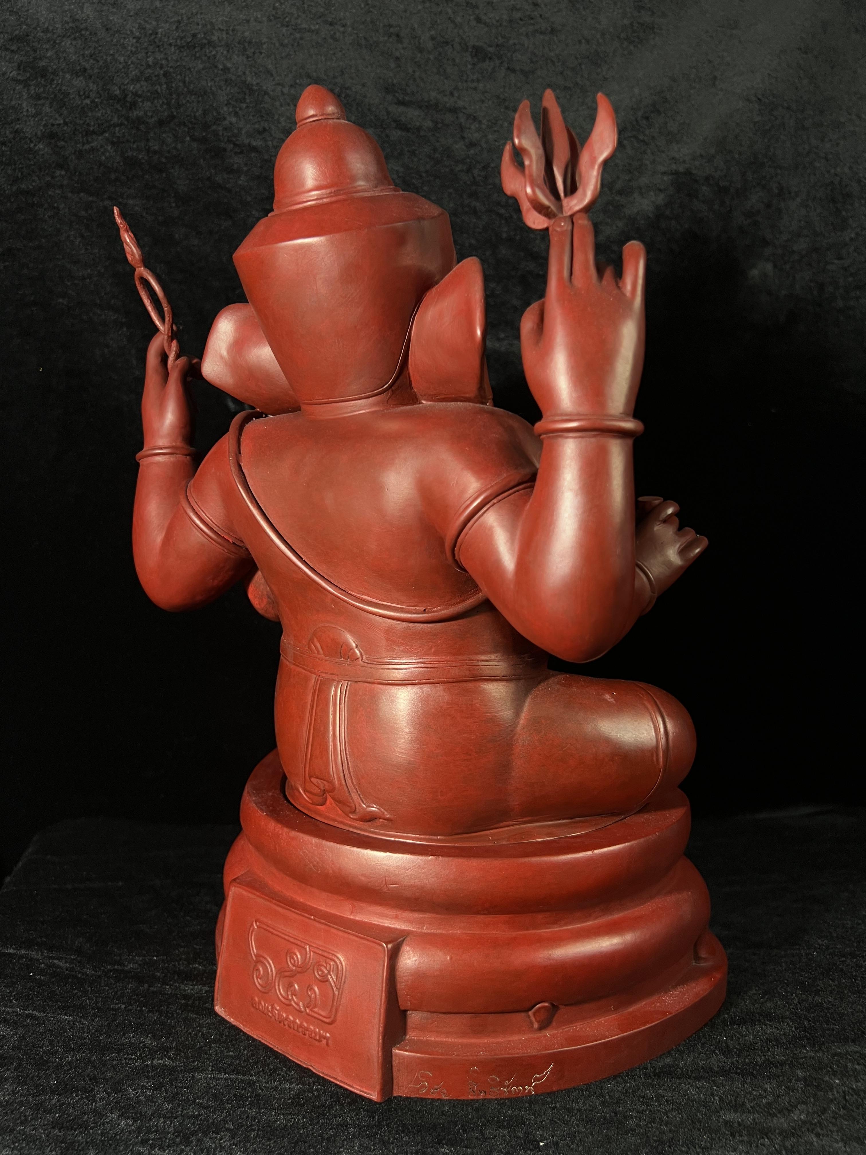 พระพิฆเนศวร 65 ปี คณะจิตรกรรมฯ มหาวิทยาลัยศิลปากร ปี 2551 ขนาดบูชาลอยองค์ หน้าตัก 9 นิ้ว(เนื้อสำริดแดงพลาติน่า)***สีแดงหายาก*** ออกแบบและปั้นโดย รองศาสตราจารย์วิชัย สิทธิรัตน์ ปัจจุบันดำรงตำแหน่งทางวิชาการเป็นศาตราจารย์ ศิลปินแห่งชาติสาขาประติมากรรม