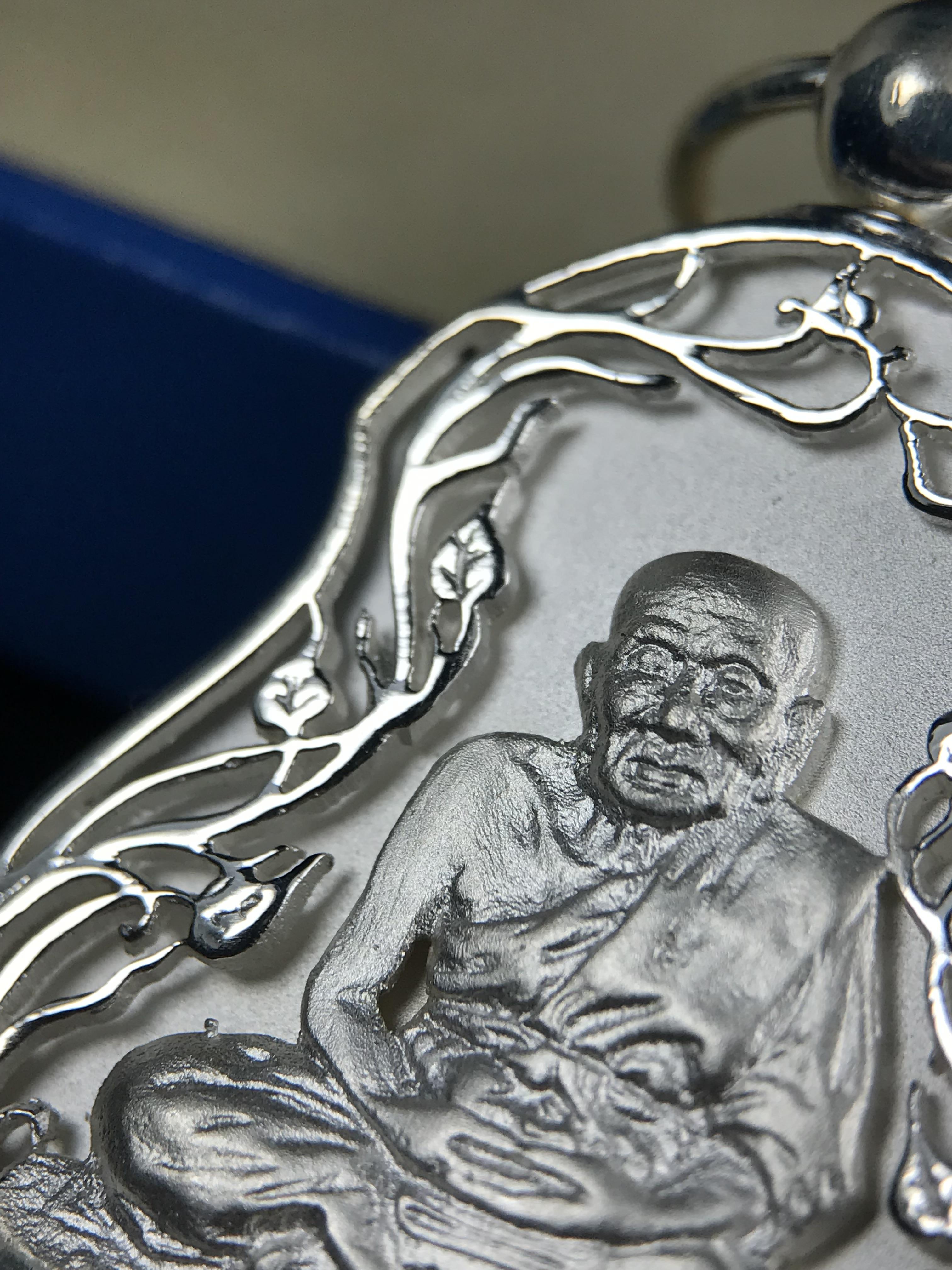 เหรียญหลวงปู่ทวด พระนามาภิไธย สก. แบบงานฉลุโบราณ(HAND MADE) ปี 2544 เนื้อเงิน(ผิวสวย) พิธีปลุกเสก ณ อุโบสถวัดช้างให้ และ พิธีมังคลาภิเษก ณ พระอุโบสถ วัดพระศรีรัตนศาสดาราม(วัดพระแก้ว) (1 ใน 2000 เหรียญ)พบเจอน้อยหายากมาก