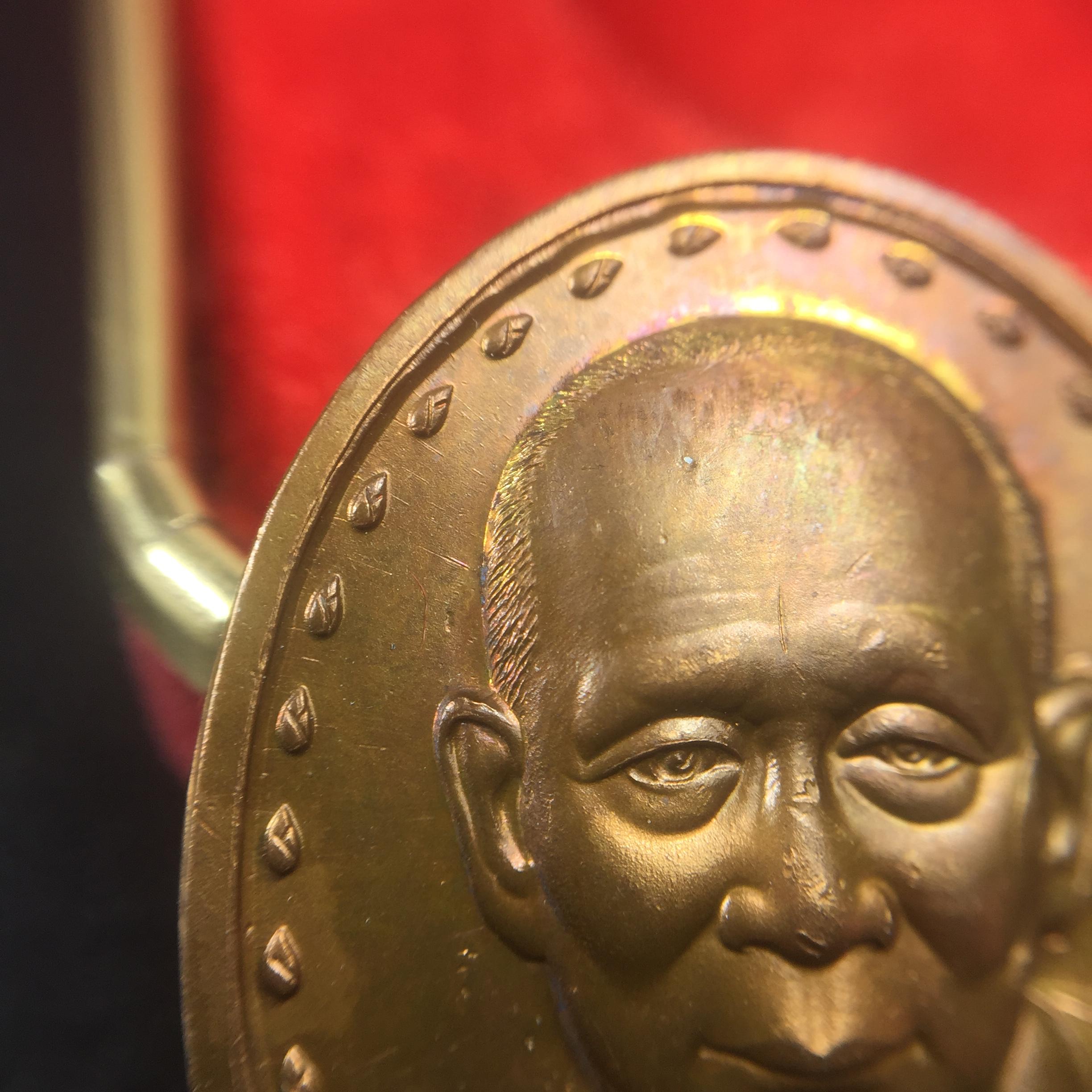 เหรียญรูปเหมือนรุ่นแรก สมเด็จพระญาณสังวร วัดบวรนิเวศวิหาร ปี2528 เนื้อทองแดง(บล็อกนิยมเขยื้อน-มีวงเดือน)สภาพสวยหายาก ชุดพระราชทานกรรมการ พร้อมกล่องบรรจุเดิม