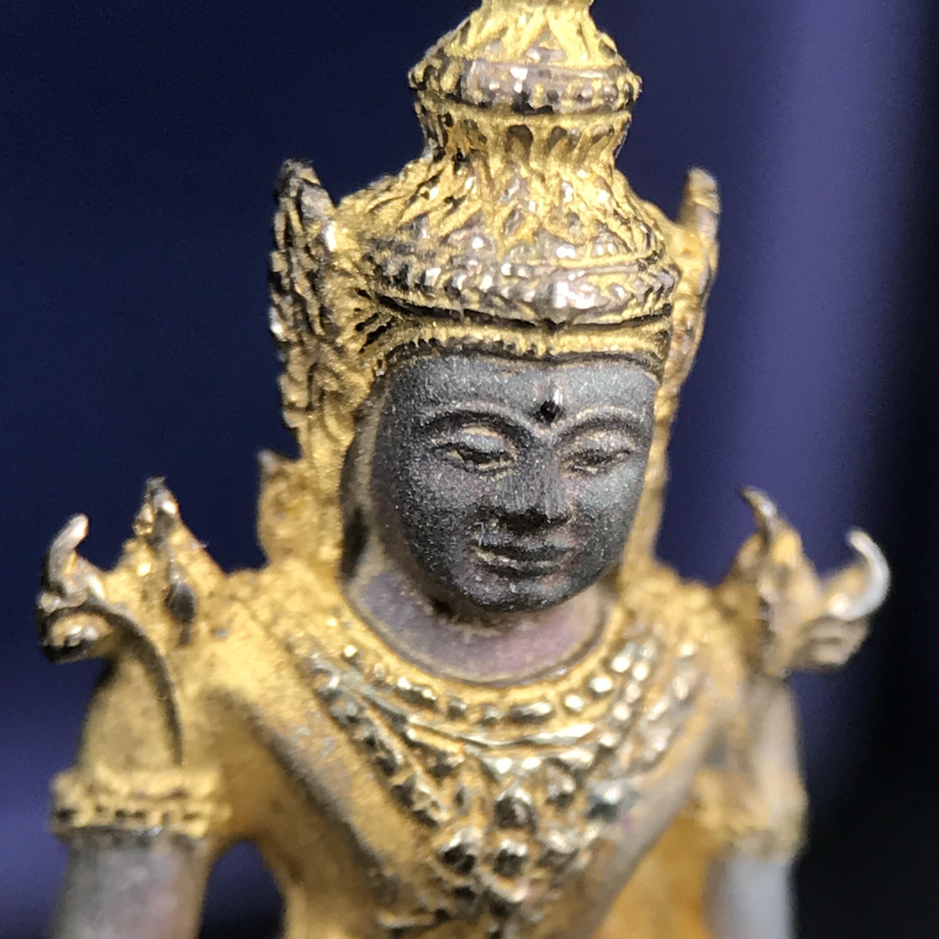 พระแก้วมรกต ภปร. ปี 2547 จัดสร้างโดยโรงพยาบาลภูมิพลอดุลยเดช เนื้อเงิน(3 กษัตริย์) ลอยองค์ หน้าตัก 1/2 นิ้ว สูง 3.7 ซม.พิธีมหามังคาภิเษก ณ พระอุโบสถวัดพระศรีรัตนศาสดาราม(วัดพระแก้ว) งดงามทรงคุณค่าอีกหนึ่งรุ่นยอดนิยม หายาก(องค์หมายเลข ๑๔๖๖)ผิวเดิมติดรุ้งสวย