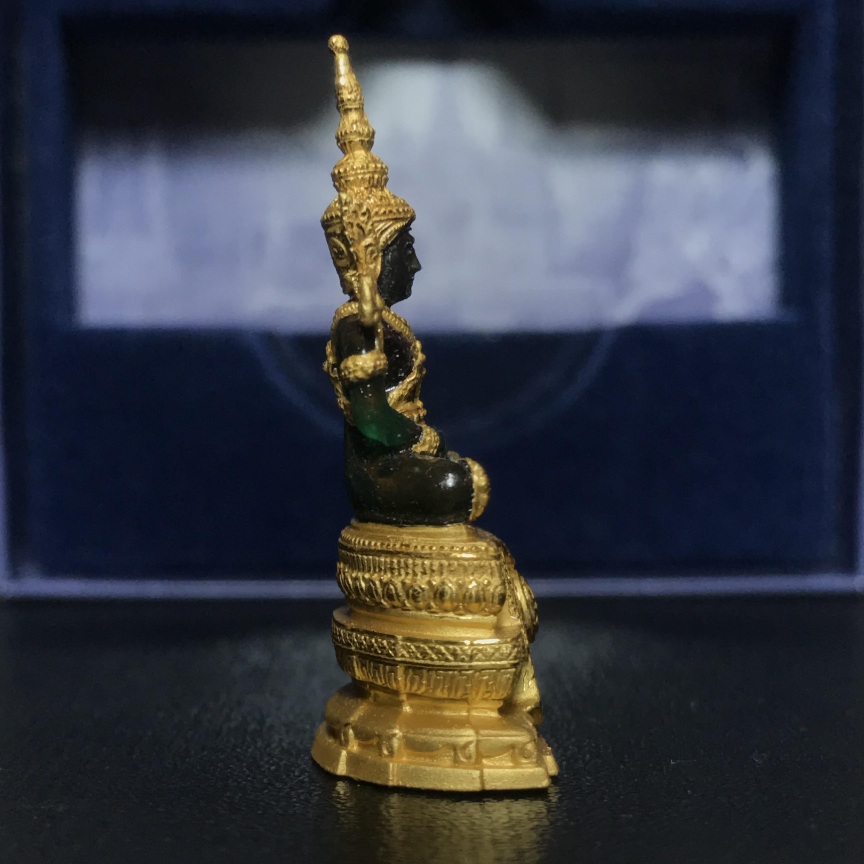 พระแก้วมรกต ภปร. ปี2547 จัดสร้างโดย รพ.ภูมิพลฯ เนื้อเรซิ่นหุ้มทองคำลอยองค์ หน้าตัก 1/2 นิ้ว