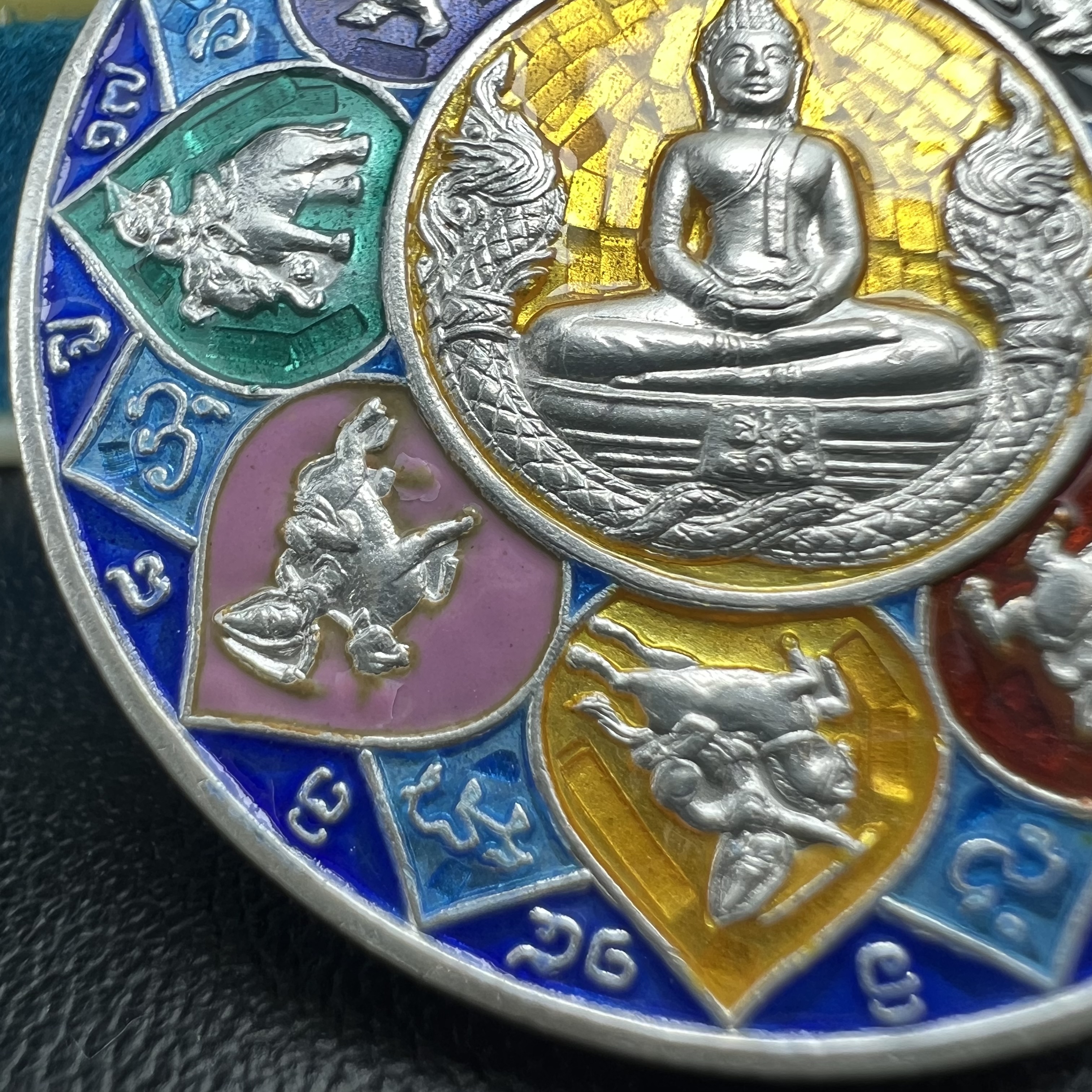 เหรียญหลวงพ่อโสธร รุ่นดวงชะตาคู่ชีวิต พิธีมหาจักรพรรดิตราธิราชครั้งยิ่งใหญ่ พิธีสวดนพเคราะห์เพื่อความเป็นสิริมงคล ปี 2547 ณ พระอุโบสถวัดโสธรวรารามวรวิหาร จ.ฉะเชิงเทรา เนื้อเงินลงยาราชาวดี ขนาด 3.2 ซม.พร้อมกล่องบรรจุเดิมสภาพสวยครบสมบูรณ์