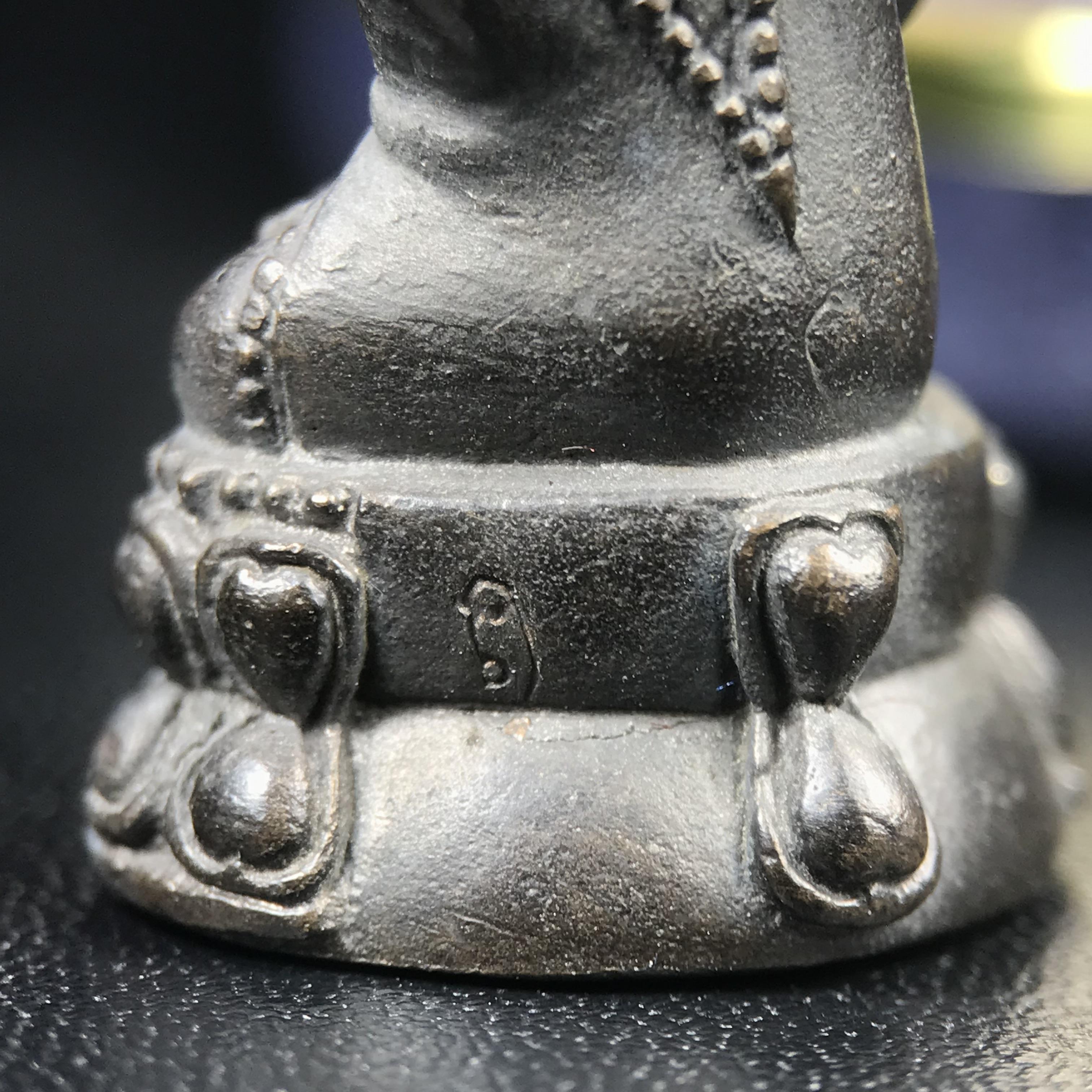 พระกริ่งนวปทุม ภปร. วัดปทุมวนาราม ปี 2535 เนื้อนวโลหะ(เข้มขลัง สวย งดงาม) ขนาดสูง 3.7 ซม. พร้อมกล่องพิเศษบรรจุเดิมครบสมบูรณ์ (ในหลวงรัชกาลที่9เสด็จเททอง)(1ใน3000องค์)นิยมหายาก