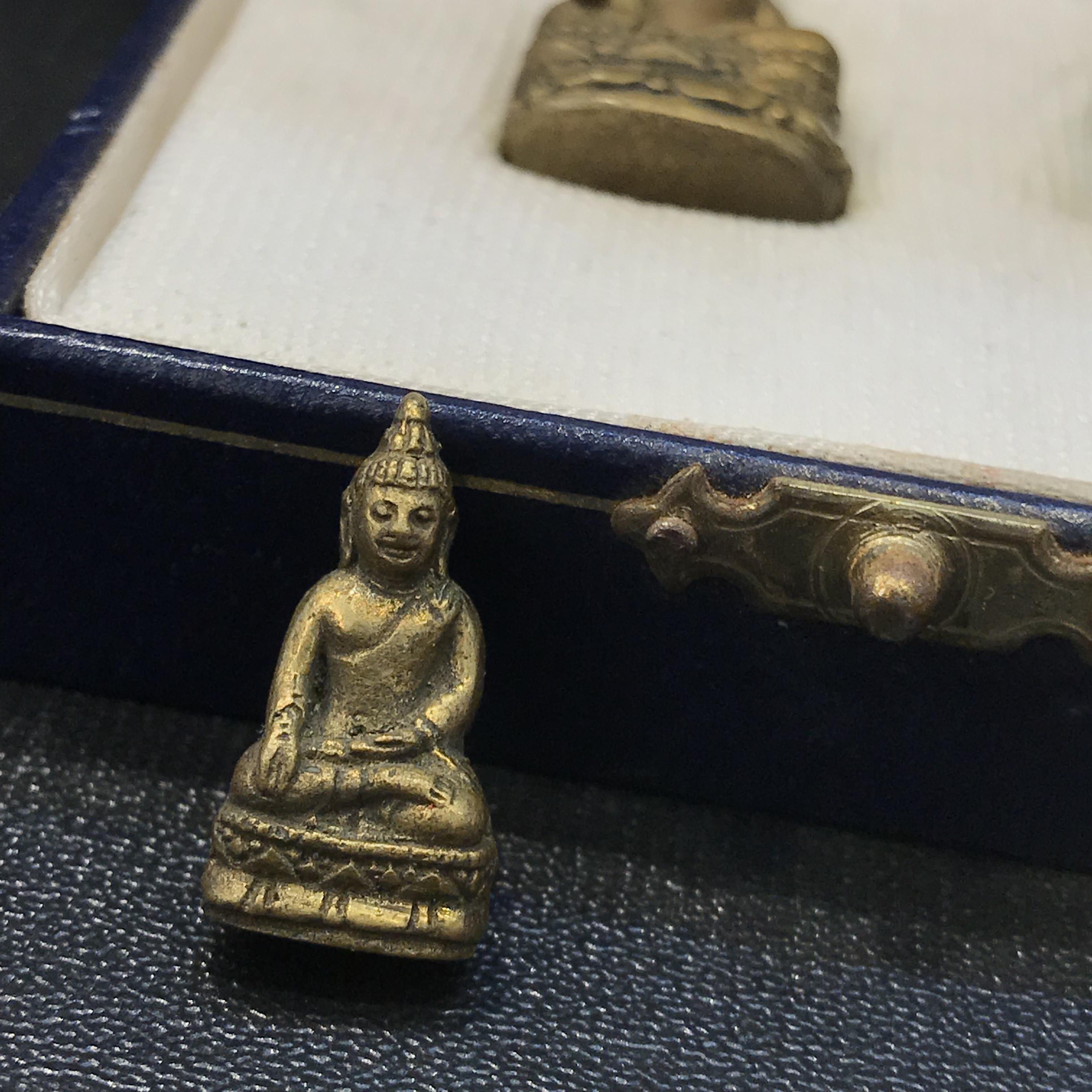 พระกริ่ง-พระชัยวัฒน์ไพรีพินาศ วัดบวรนิเวศวิหาร รุ่นผ้าป่าสิงห์บุรี ปี2528(กล่องหนังนิยม)