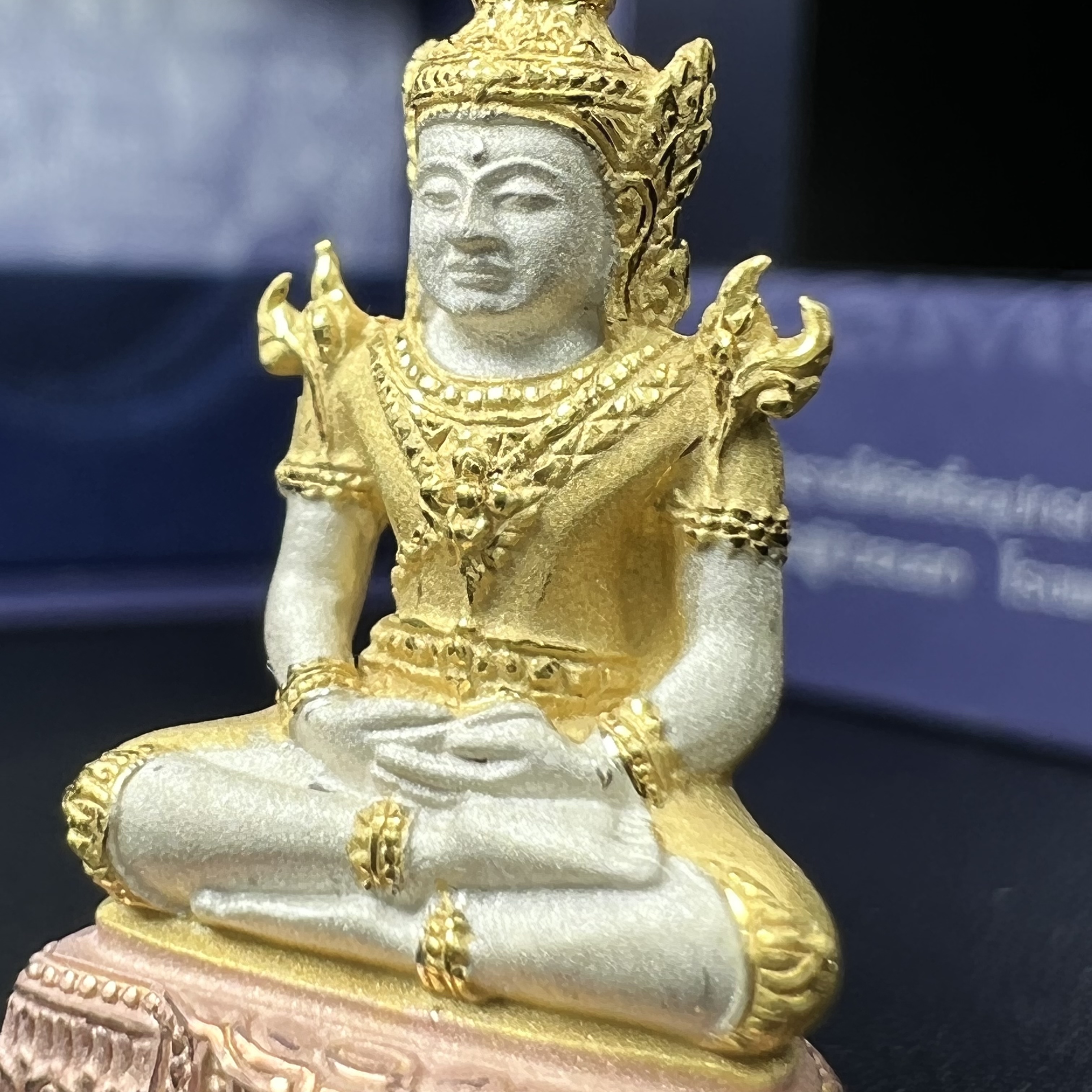 พระแก้วมรกต ภปร. ปี2547 จัดสร้างโดย รพ.ภูมิพลฯ เนื้อเงิน (3 กษัตริย์)ลอยองค์ หน้าตัก 1/2 นิ้ว งดงามทรงคุณค่าอีกหนึ่งรุ่นยอดนิยม หายาก