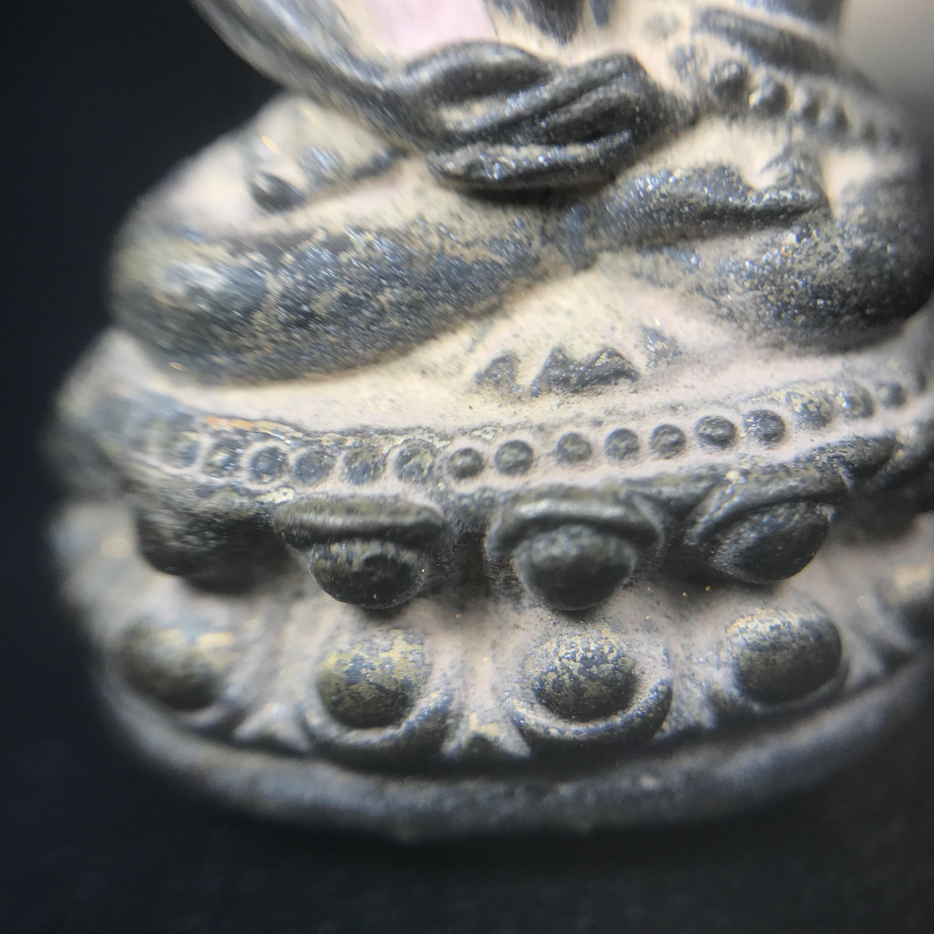 พระกริ่งชินบัญชรฉลองพระชันษา 100 ปี สมเด็จพระญาณสังวร วัดบวรนิเวศวิหาร ปี 2556 เนื้อนวโลหะผสมทองคำก้นอุดผงพรายกุมาร หลวงปู่ทิม พิธีใหญ่ มวลสารเด่น นิยม(1 ใน 599 องค์)หายาก